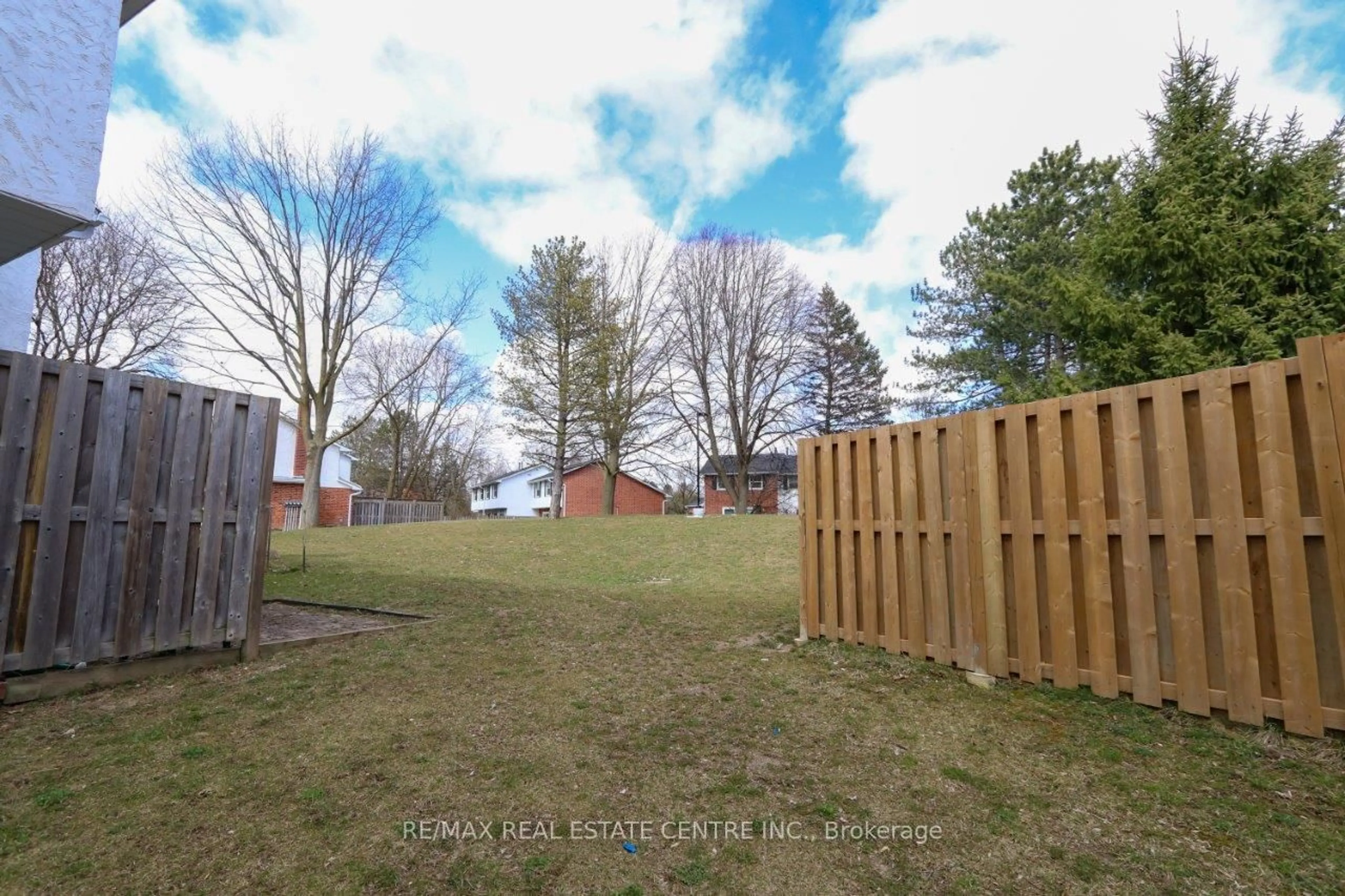 A pic from outside/outdoor area/front of a property/back of a property/a pic from drone, unknown for 411 Keats Way #1, Waterloo Ontario N2L 5S7