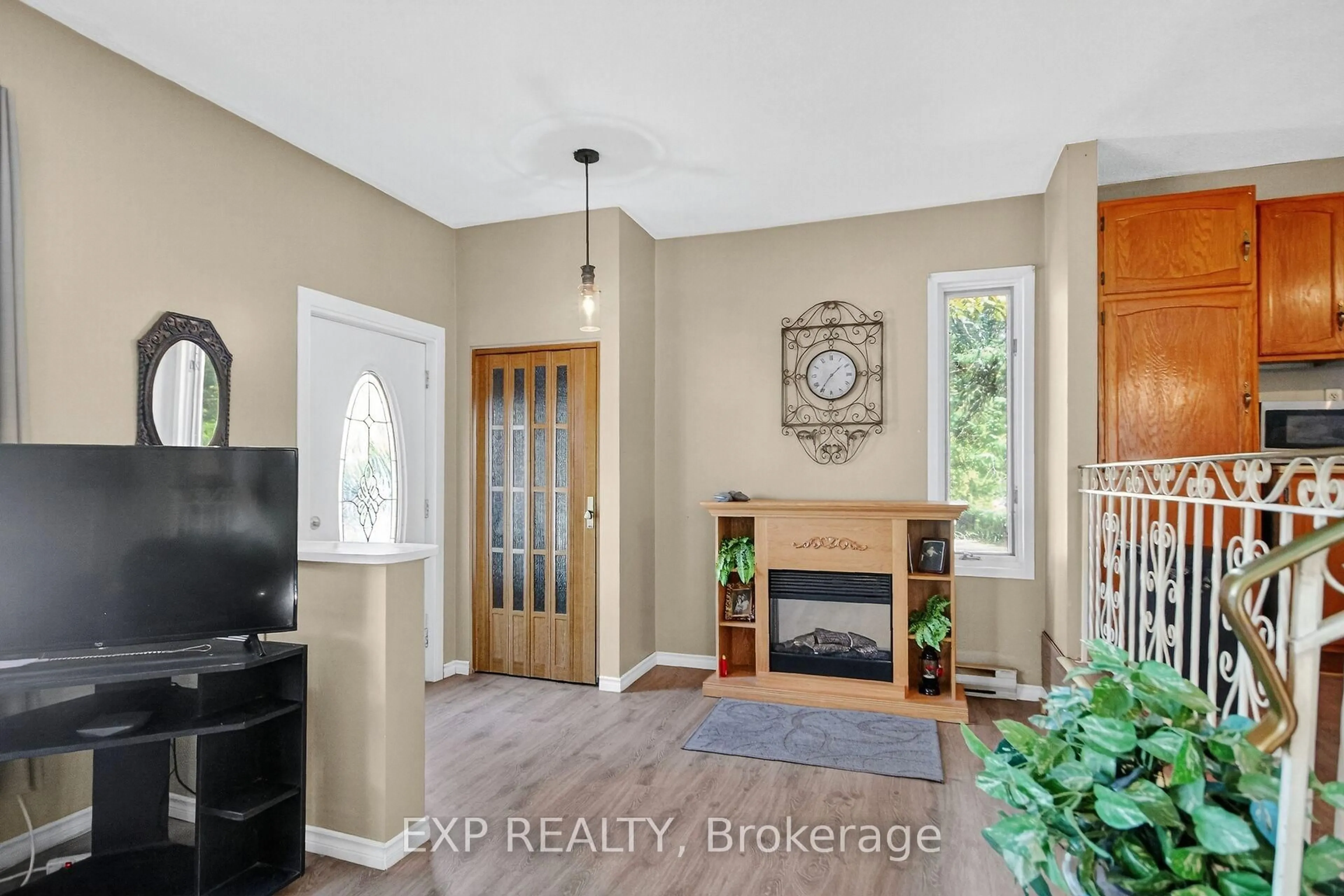 Indoor entryway for 96 Constance Lake Rd, Ottawa Ontario K2K 1X7