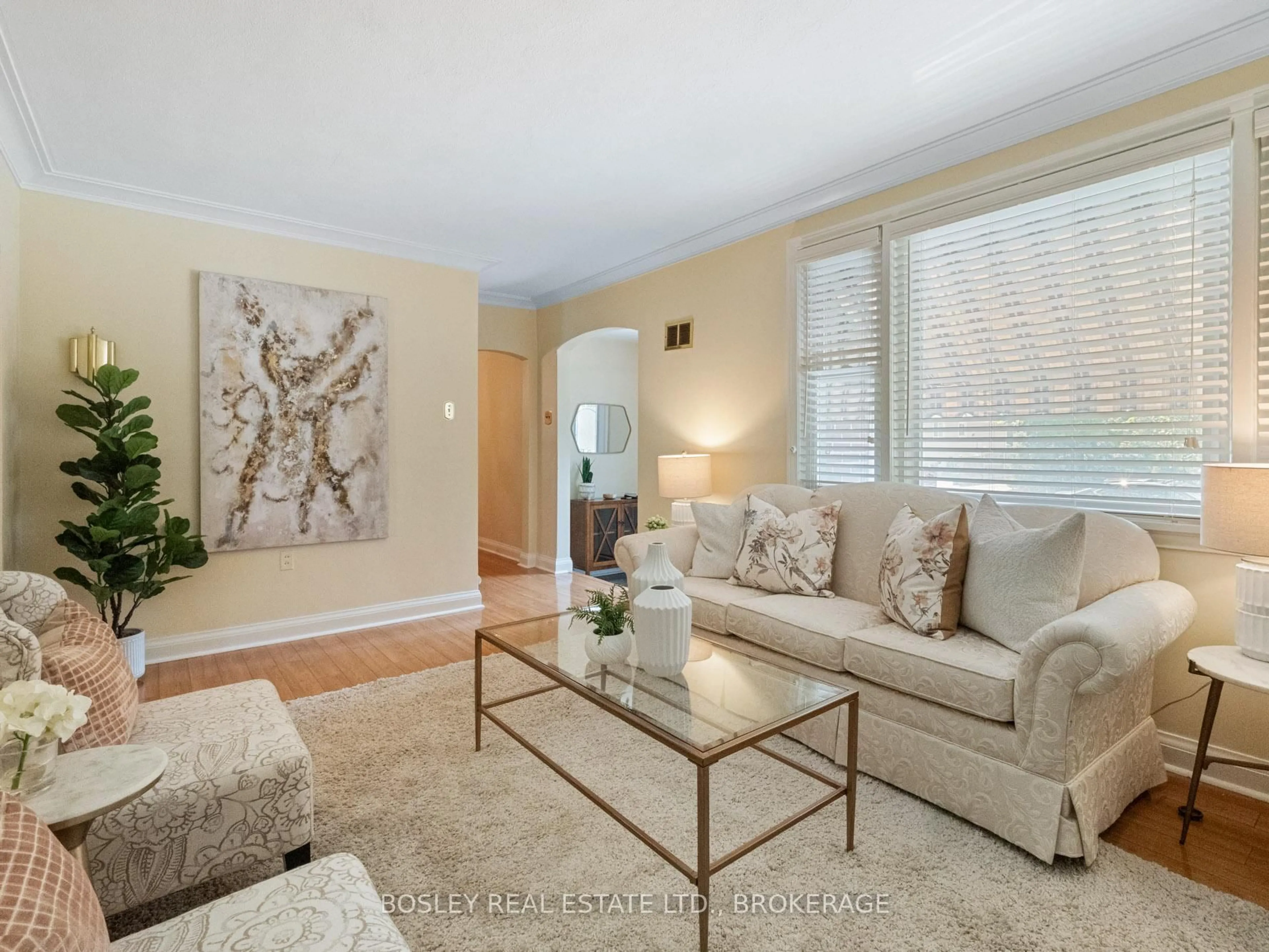 Living room with furniture, unknown for 10 Cameron Rd, St. Catharines Ontario L2P 3E2