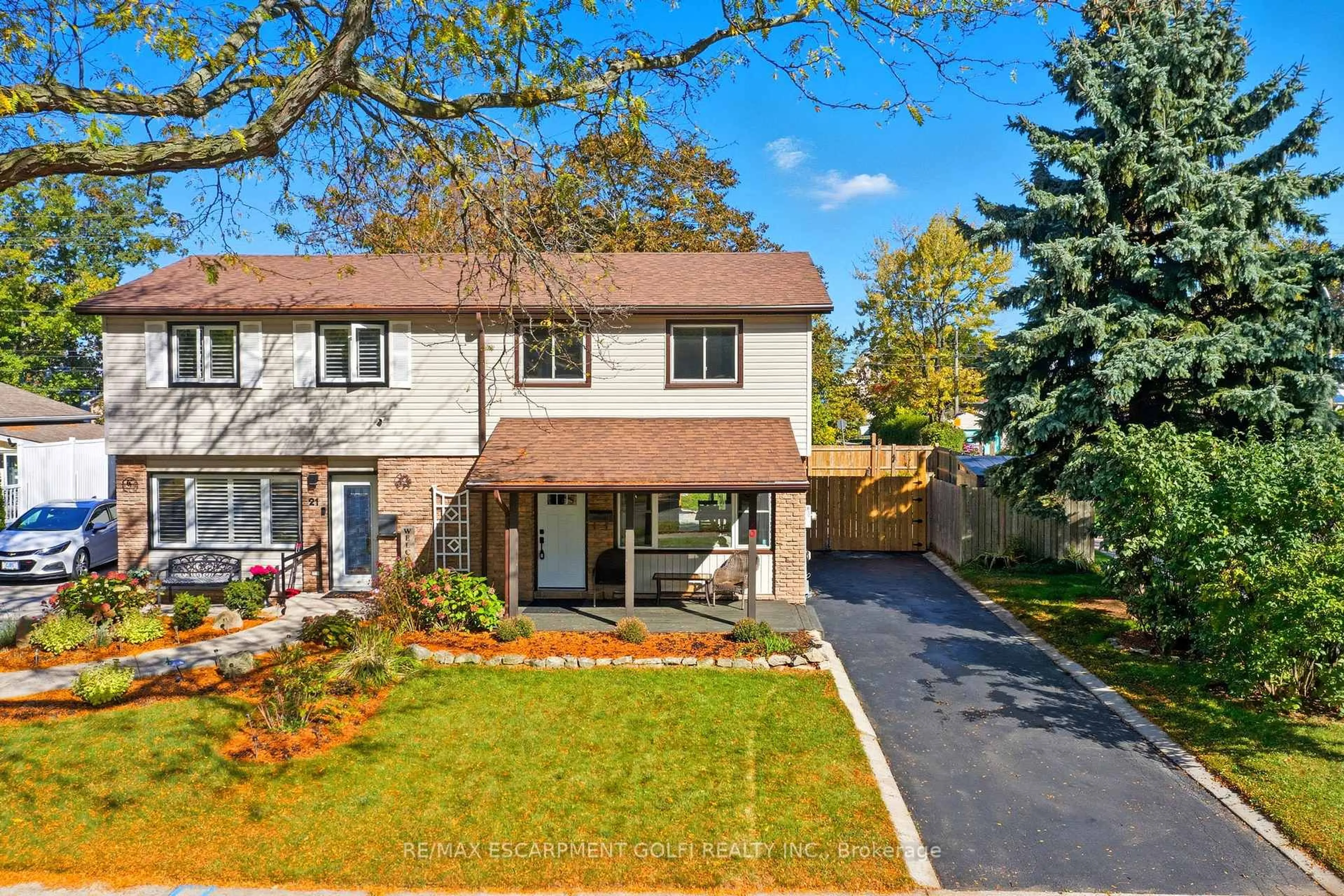 Home with brick exterior material, street for 23 Glengrove Ave, Grimsby Ontario L3M 4L6