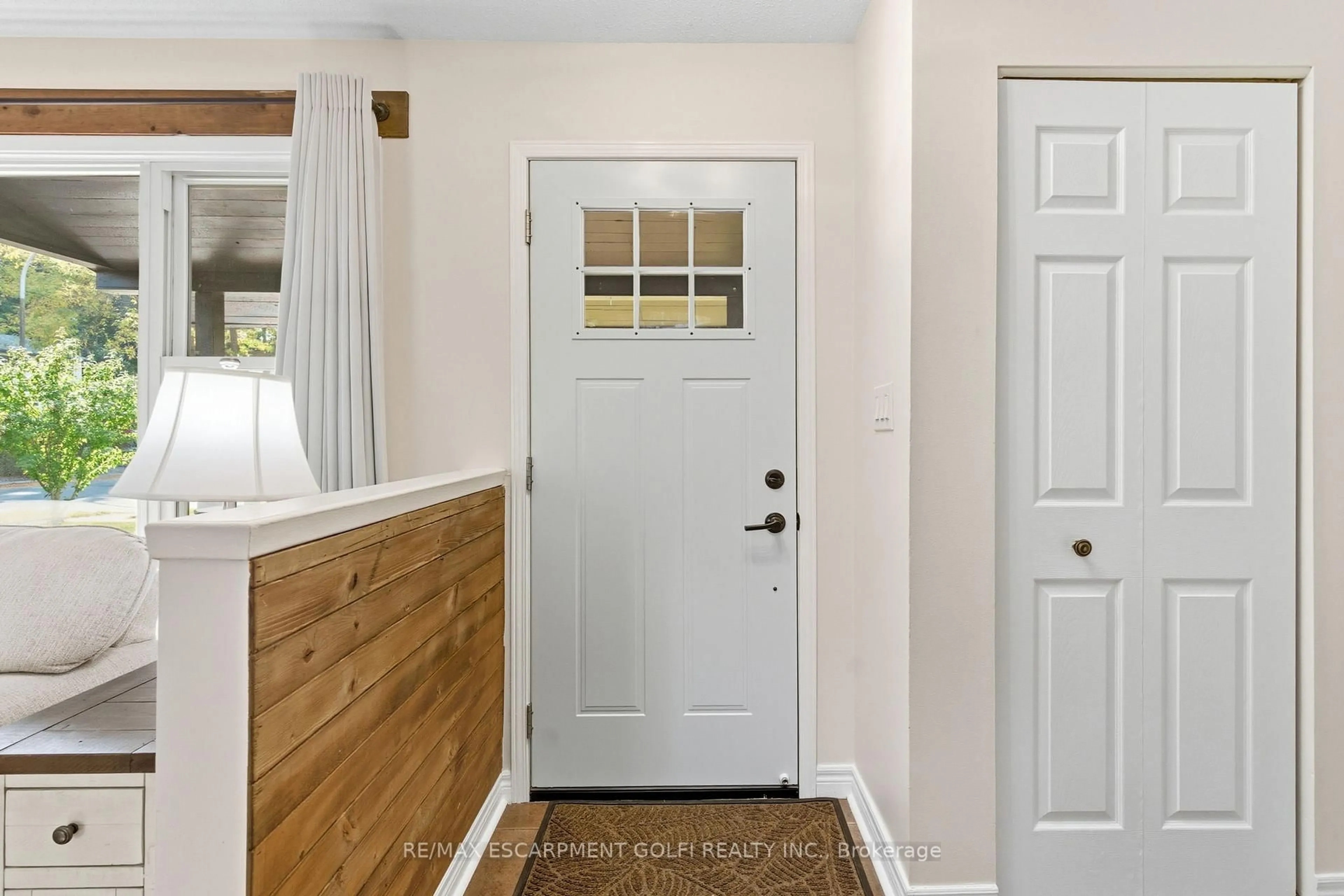 Indoor entryway for 23 Glengrove Ave, Grimsby Ontario L3M 4L6