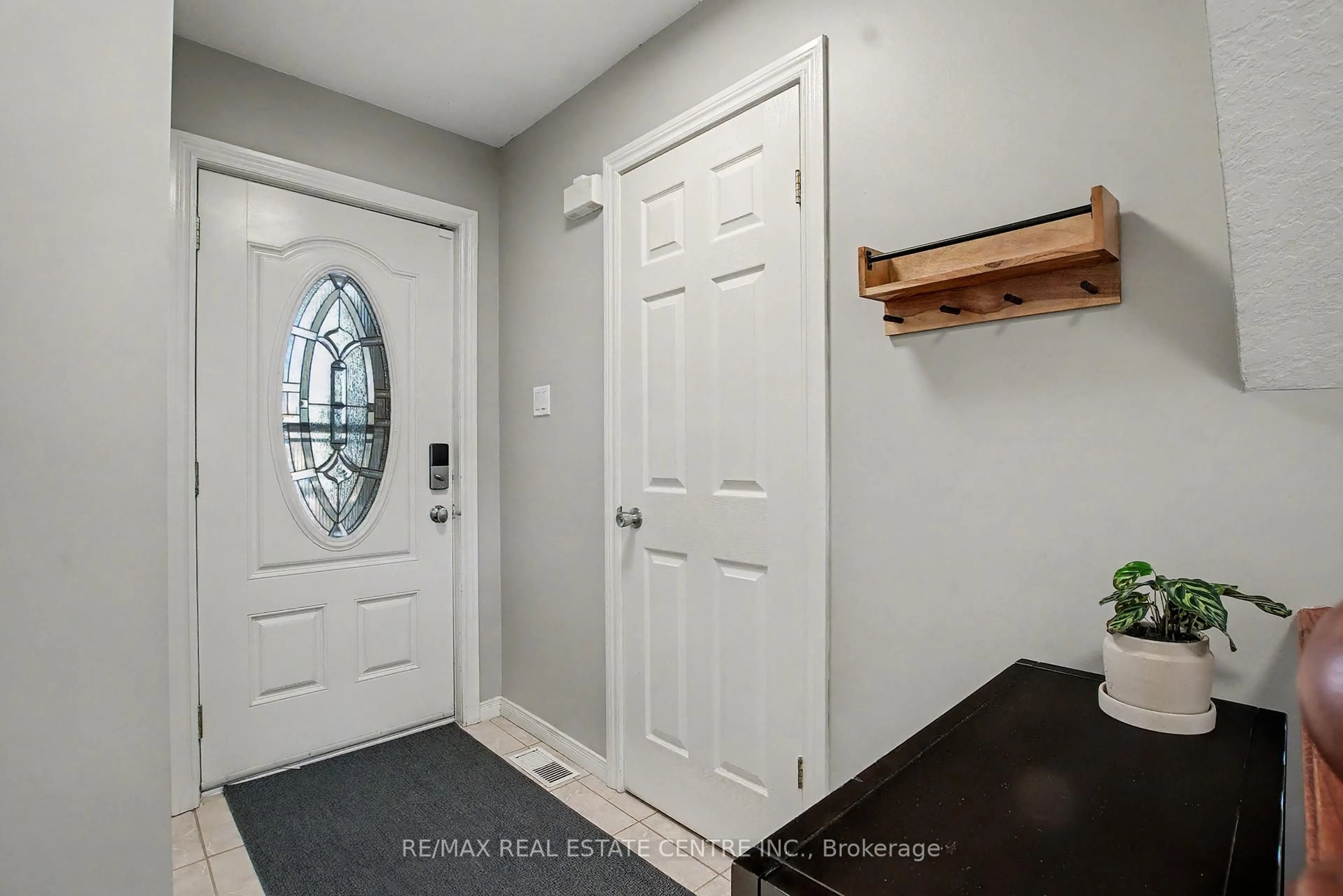 Indoor entryway for 60 Lena Cres, Cambridge Ontario N1R 8P4