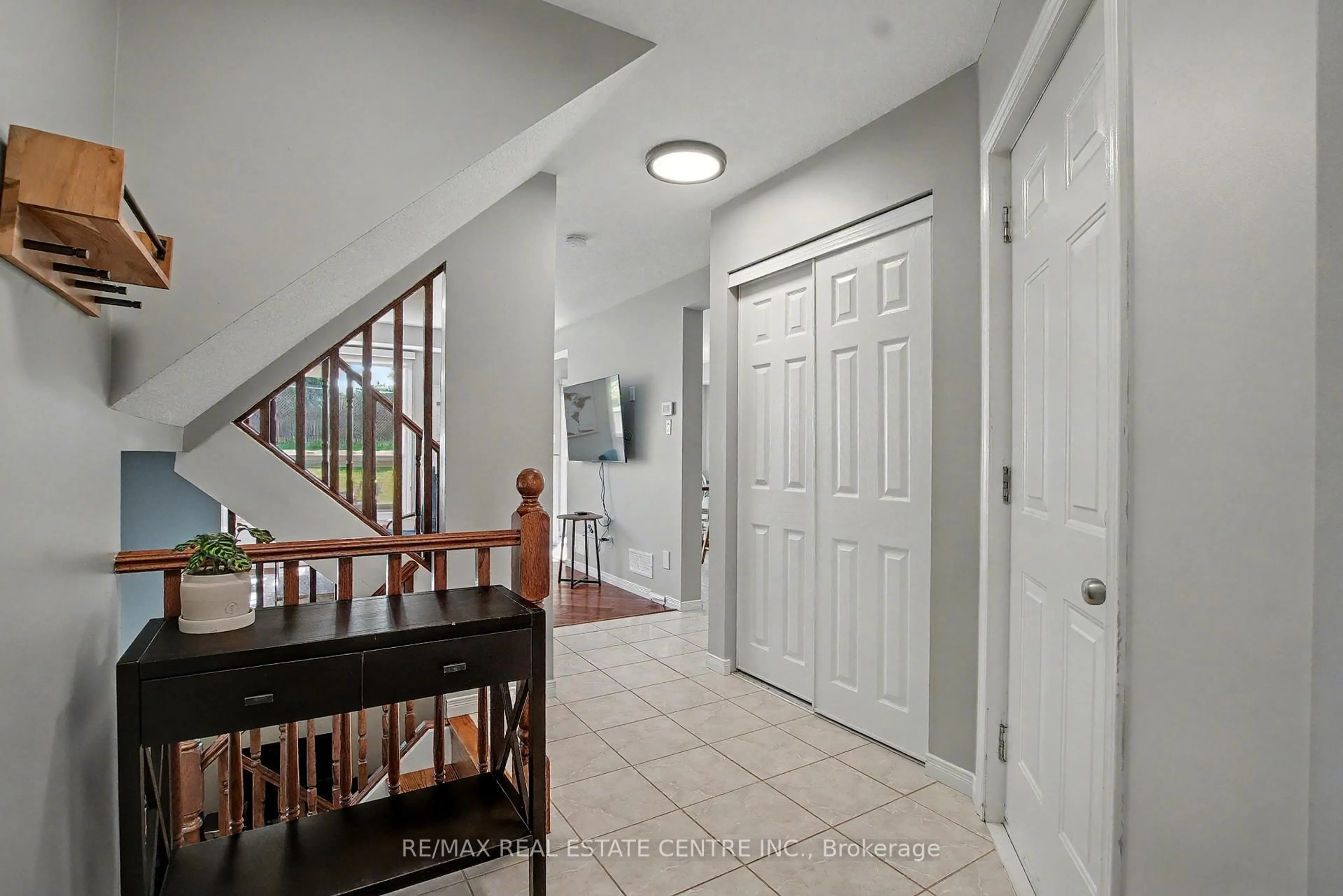 Indoor entryway for 60 Lena Cres, Cambridge Ontario N1R 8P4
