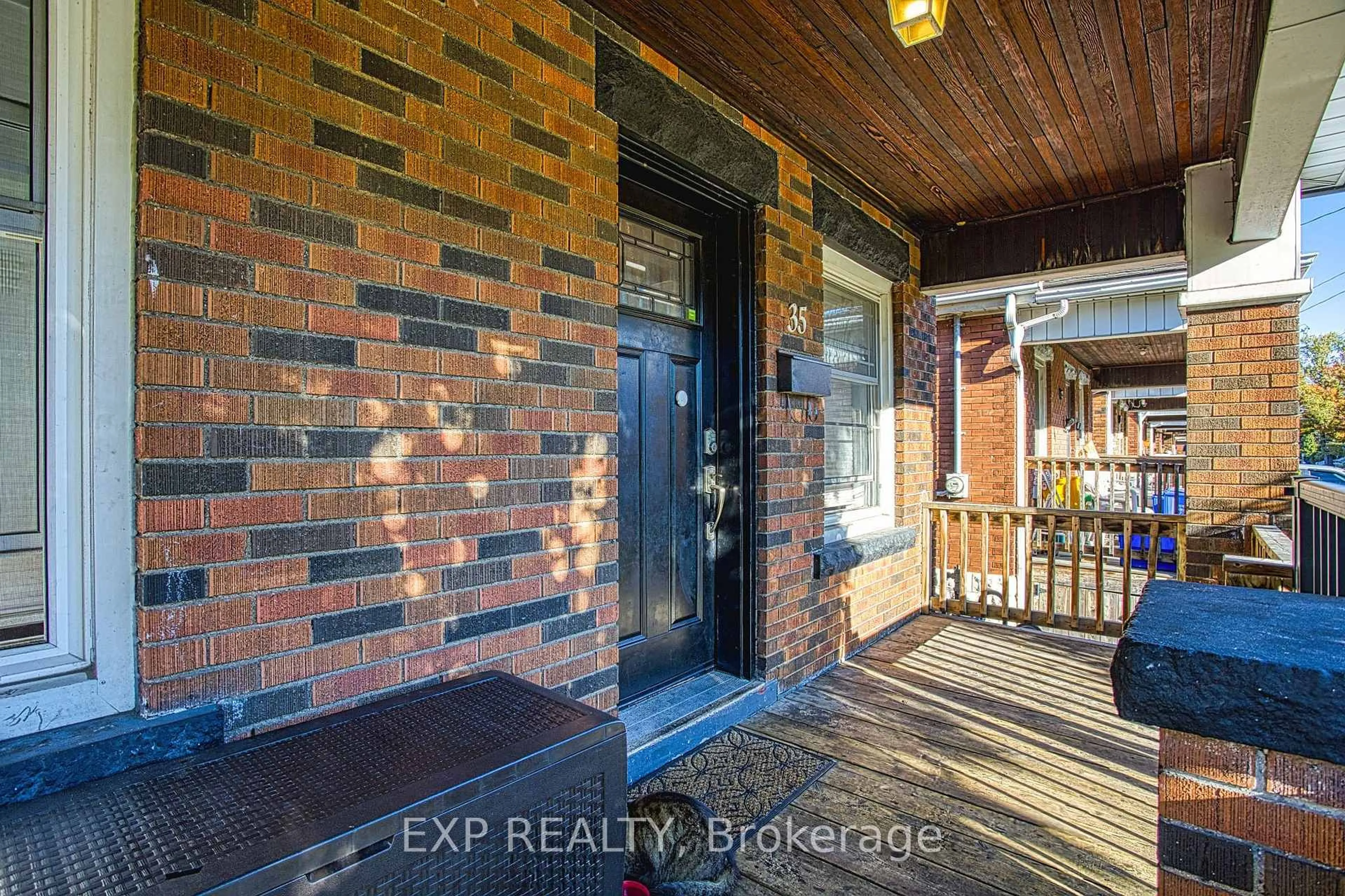 Indoor entryway for 35 Cope St, Hamilton Ontario L8H 5A8