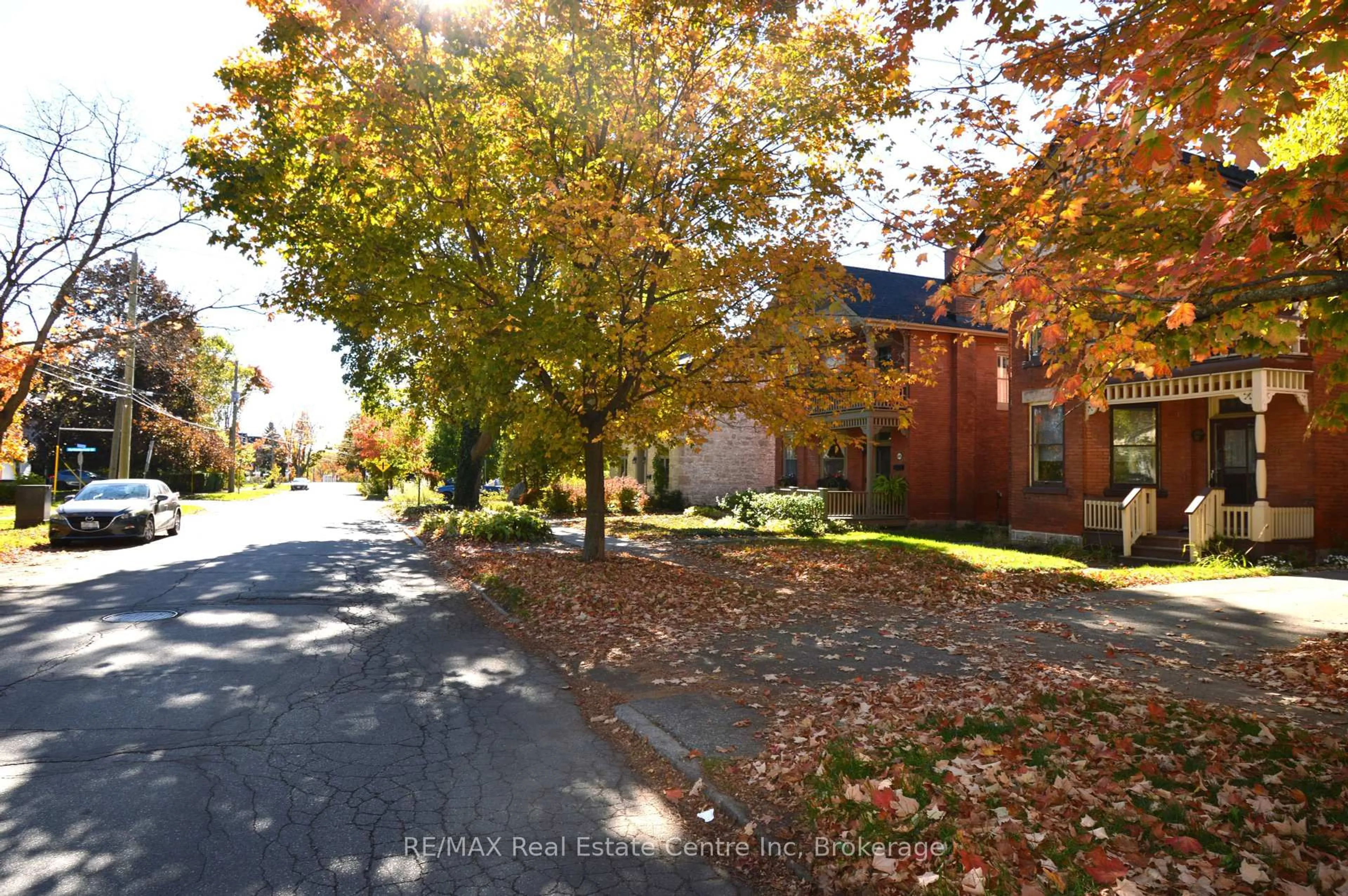 A pic from outside/outdoor area/front of a property/back of a property/a pic from drone, street for 30 Glasgow St, Guelph Ontario N1H 4V5