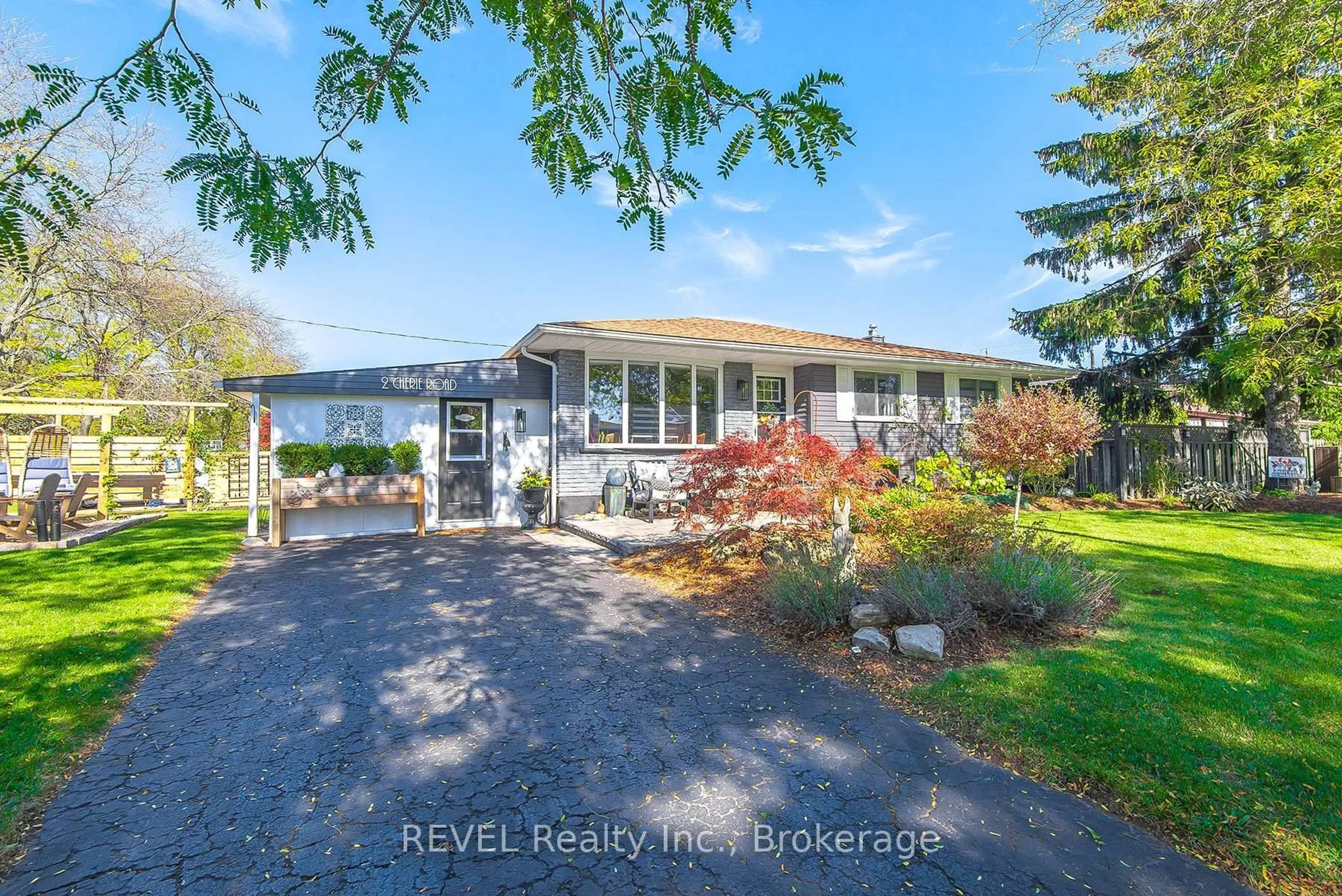 A pic from outside/outdoor area/front of a property/back of a property/a pic from drone, water/lake/river/ocean view for 2 Cherie Rd, St. Catharines Ontario L2M 6J9