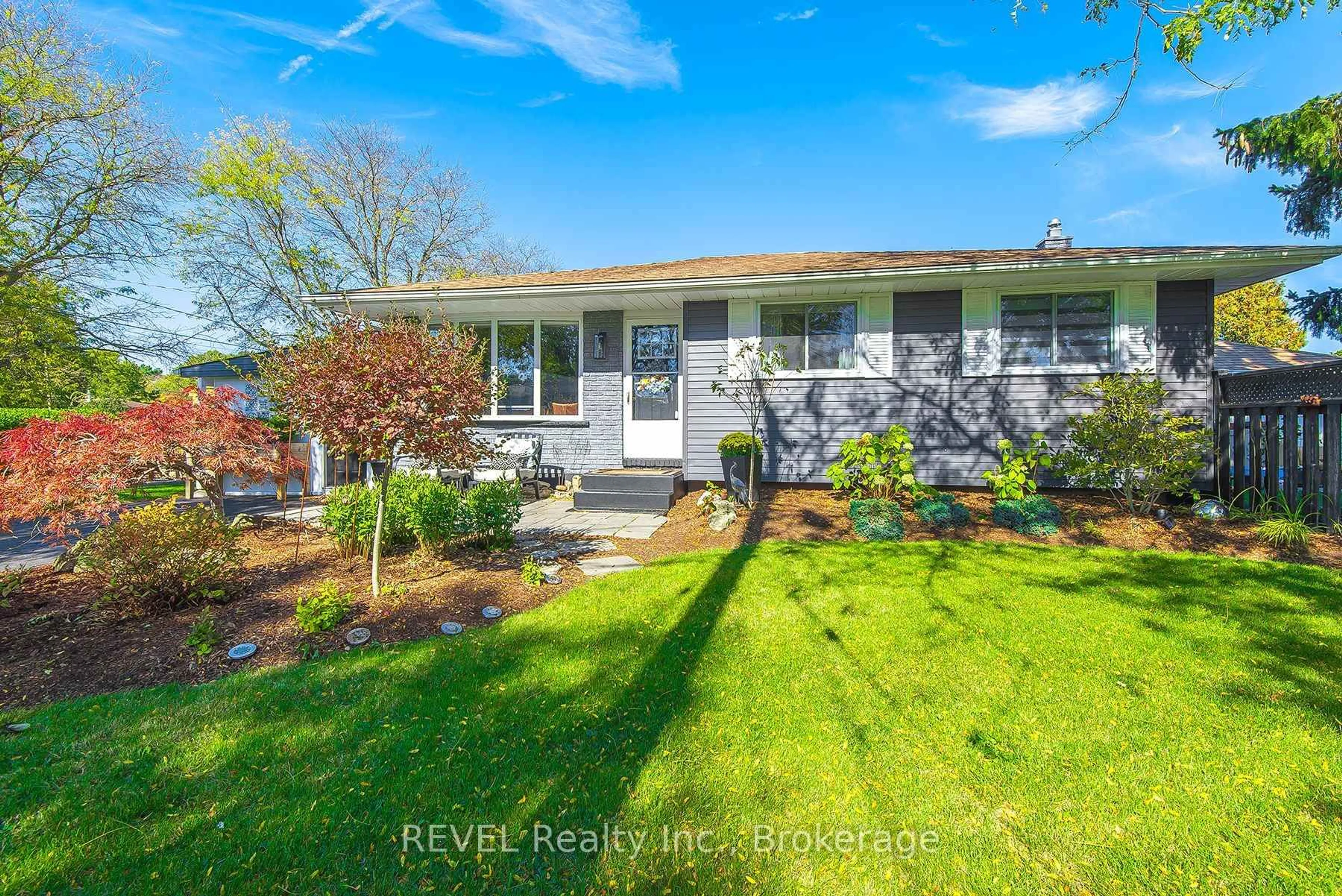 A pic from outside/outdoor area/front of a property/back of a property/a pic from drone, street for 2 Cherie Rd, St. Catharines Ontario L2M 6J9