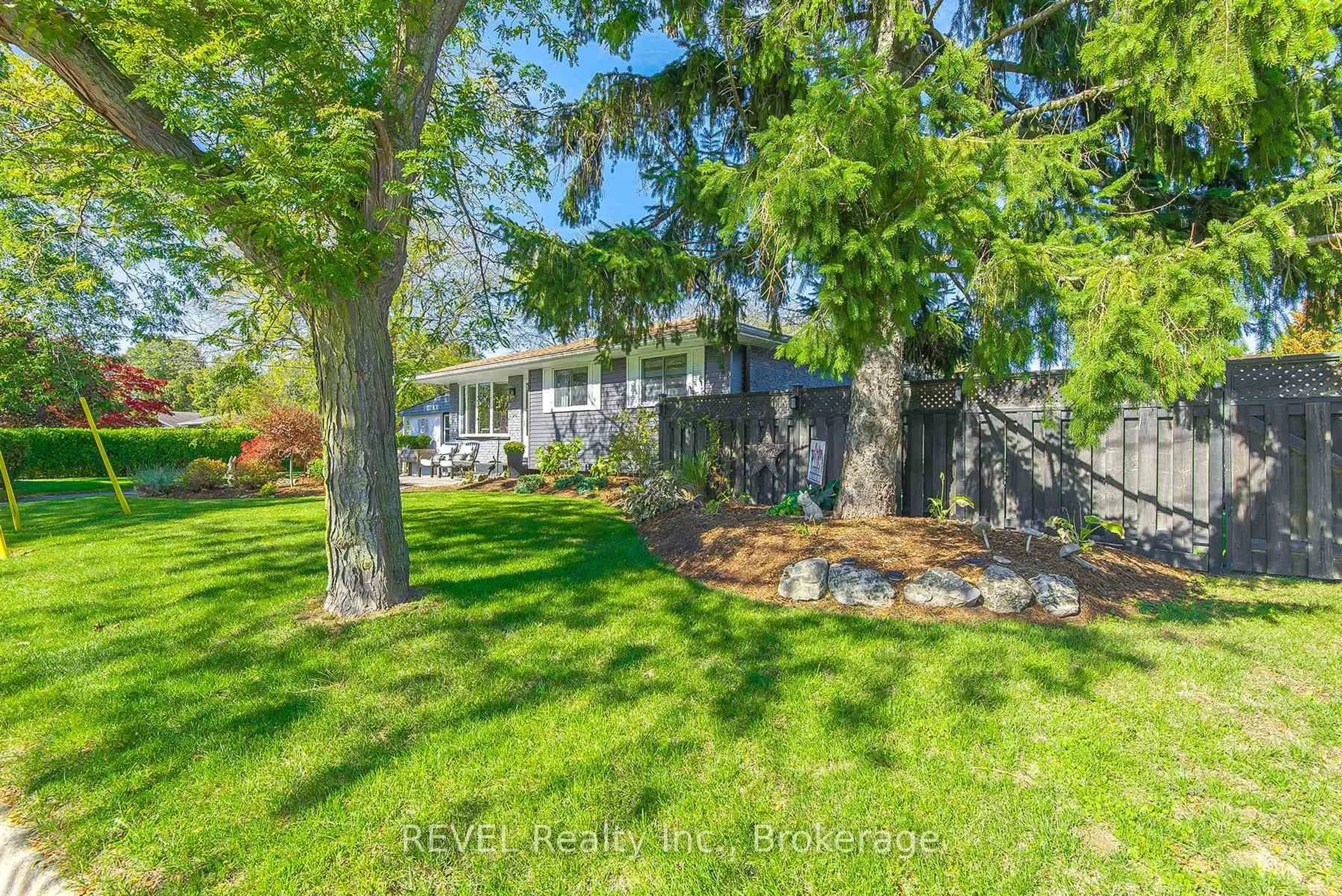 A pic from outside/outdoor area/front of a property/back of a property/a pic from drone, water/lake/river/ocean view for 2 Cherie Rd, St. Catharines Ontario L2M 6J9