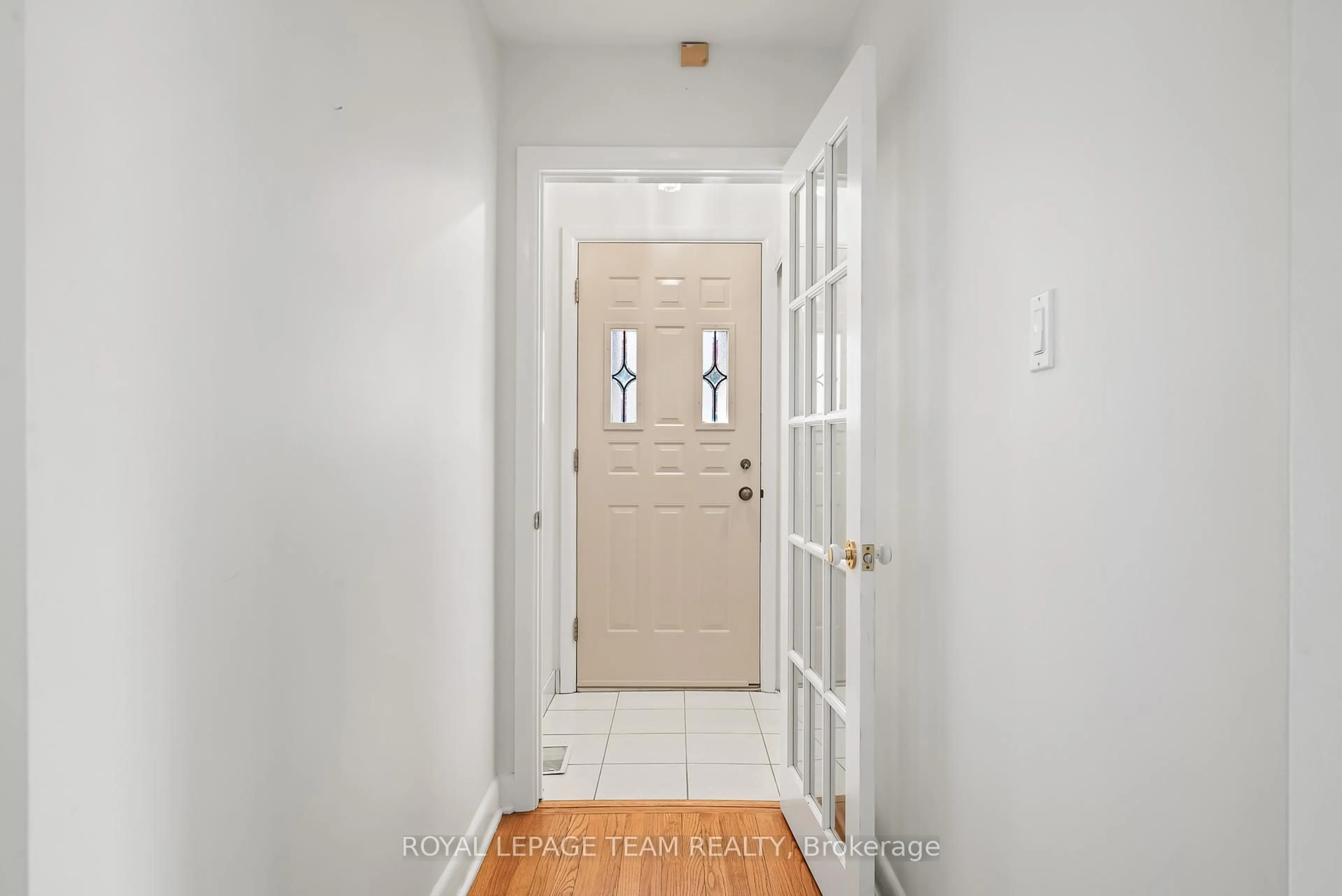 Indoor entryway for 1987 Cochrane St, Ottawa Ontario K1V 7R5
