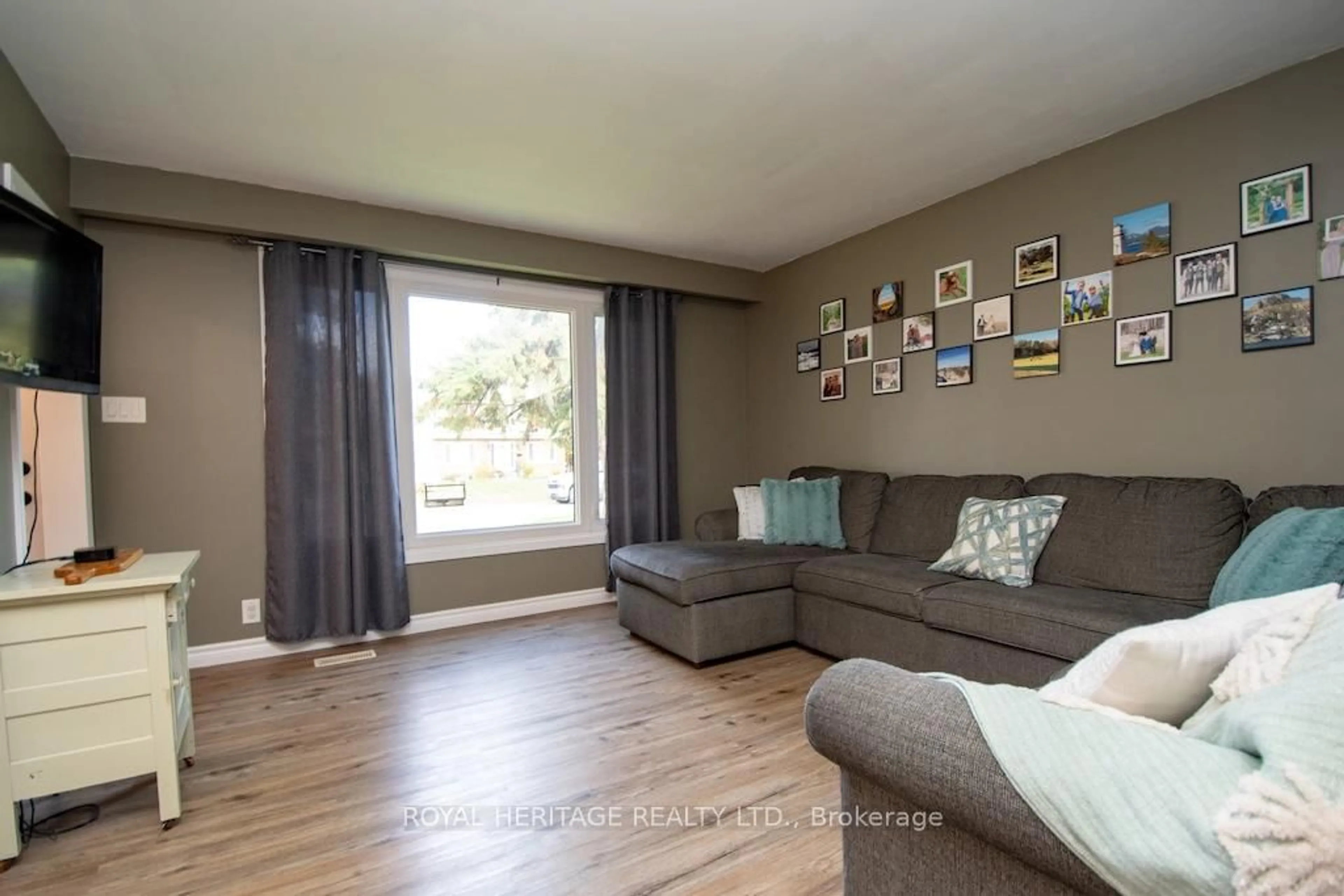 Living room with furniture, wood/laminate floor for 25 Maryknoll Ave, Kawartha Lakes Ontario K9V 1A7