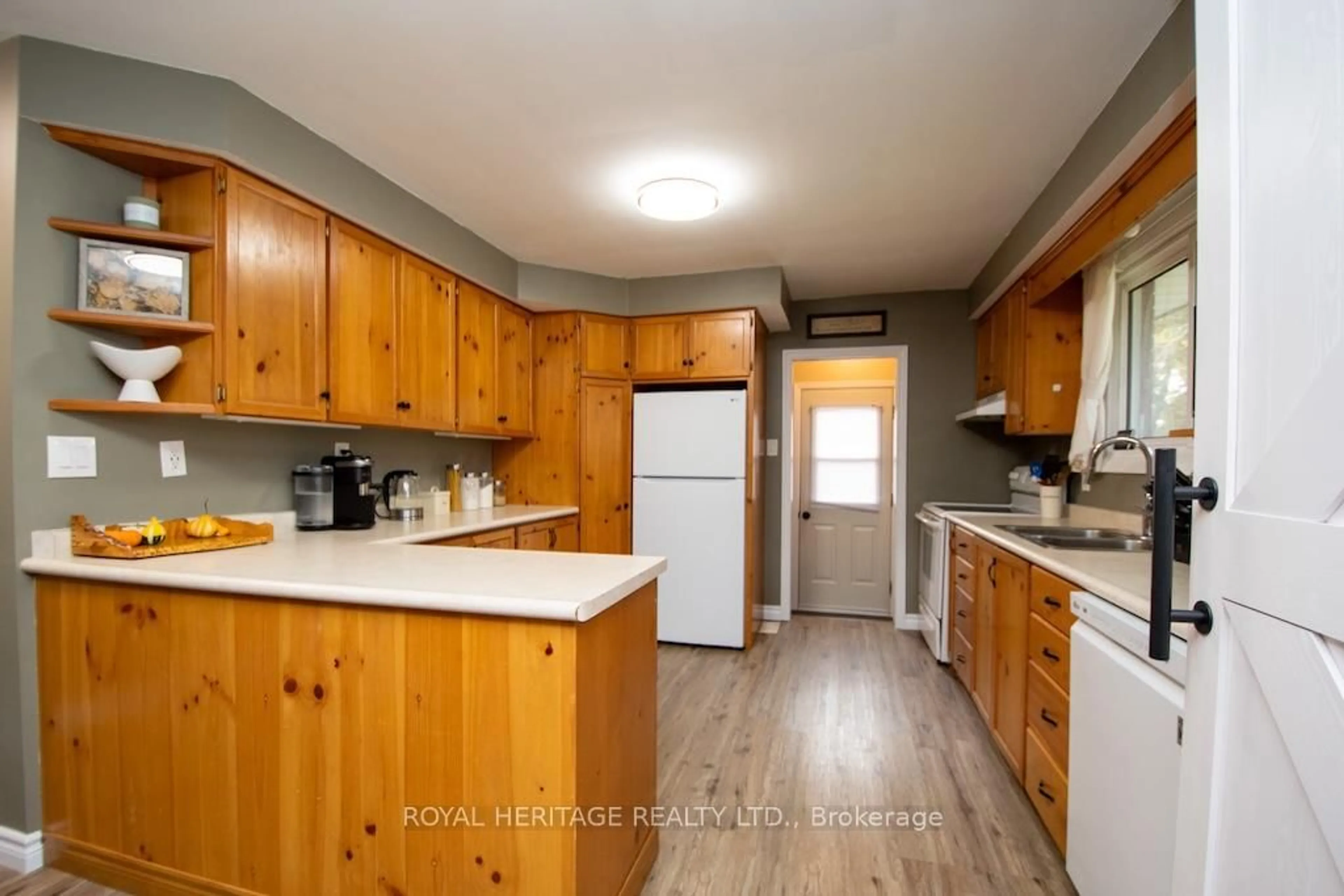 Standard kitchen, wood/laminate floor for 25 Maryknoll Ave, Kawartha Lakes Ontario K9V 1A7
