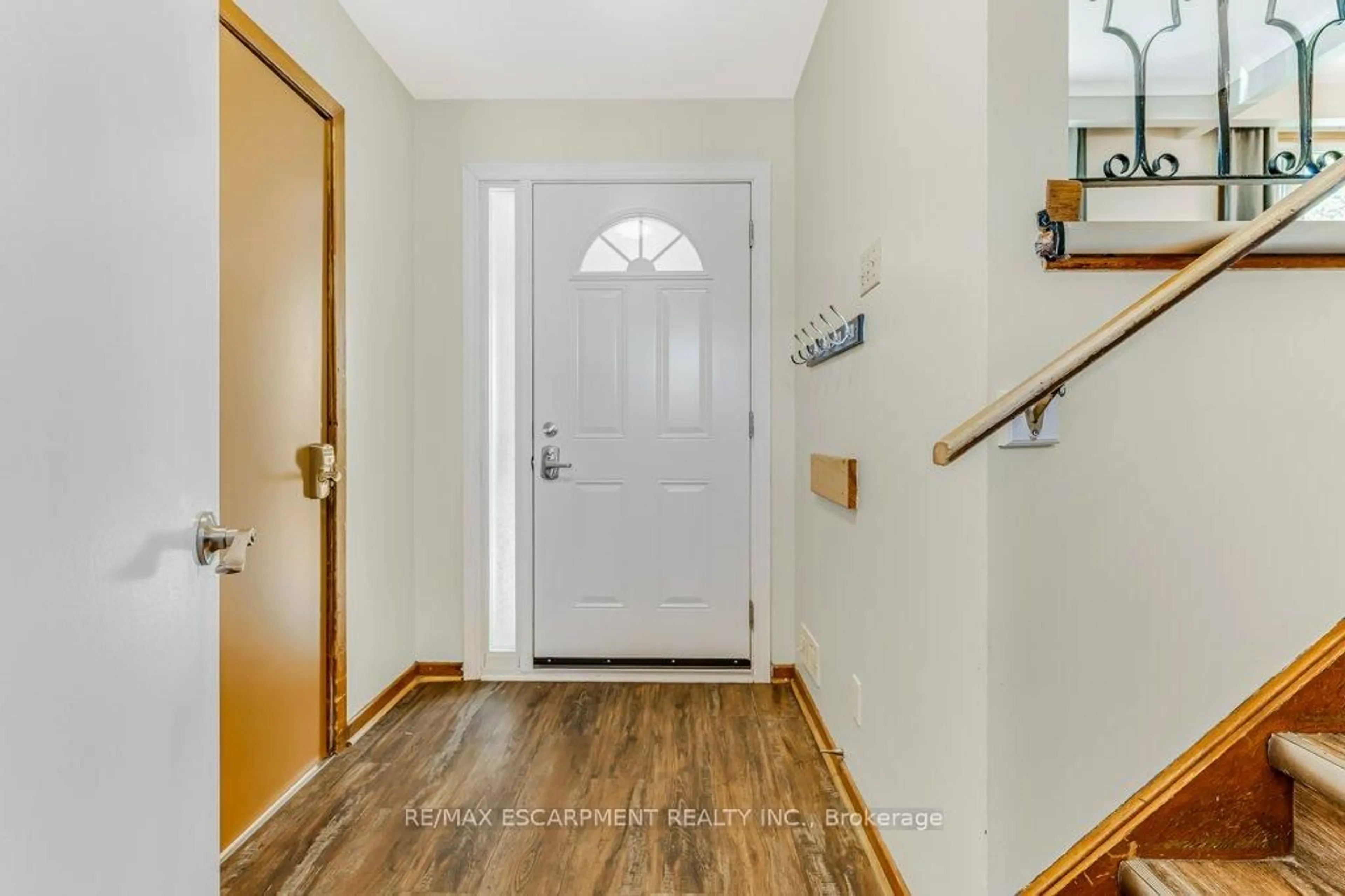 Indoor entryway for 12 Shoreline Dr, St. Catharines Ontario L2N 3V8