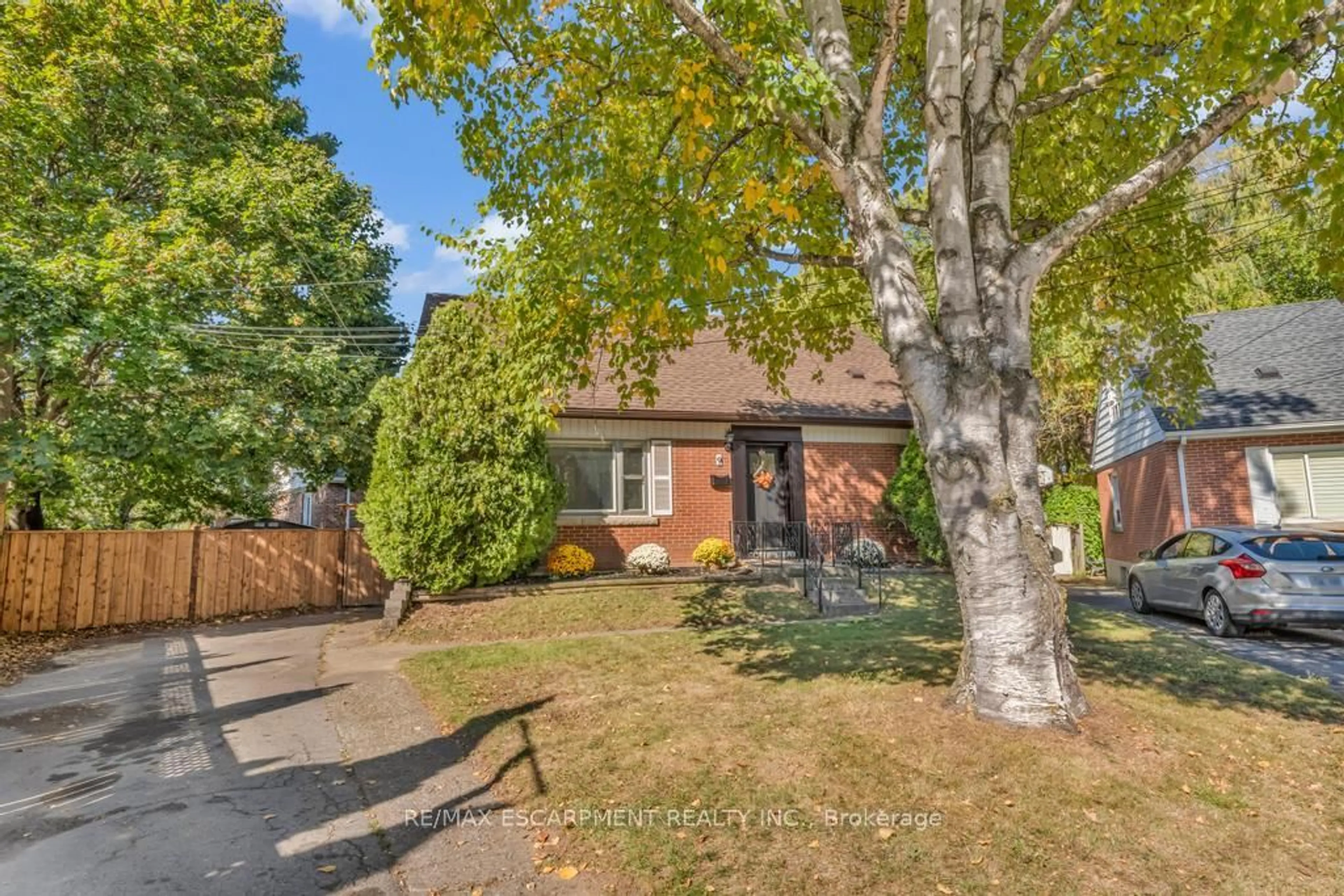 Patio, street for 9 Elaine Crt, Hamilton Ontario L8K 3S2