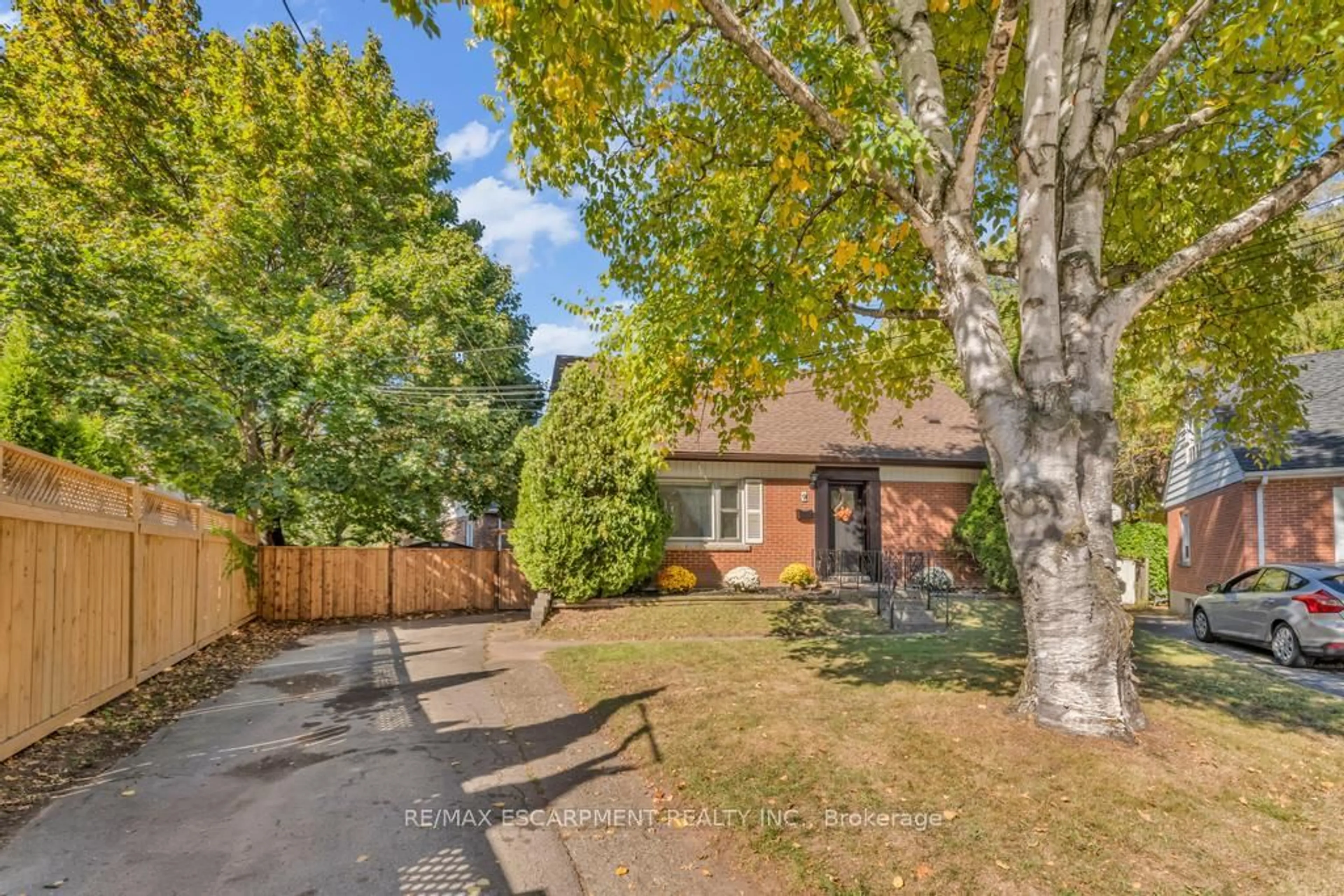 Patio, street for 9 Elaine Crt, Hamilton Ontario L8K 3S2