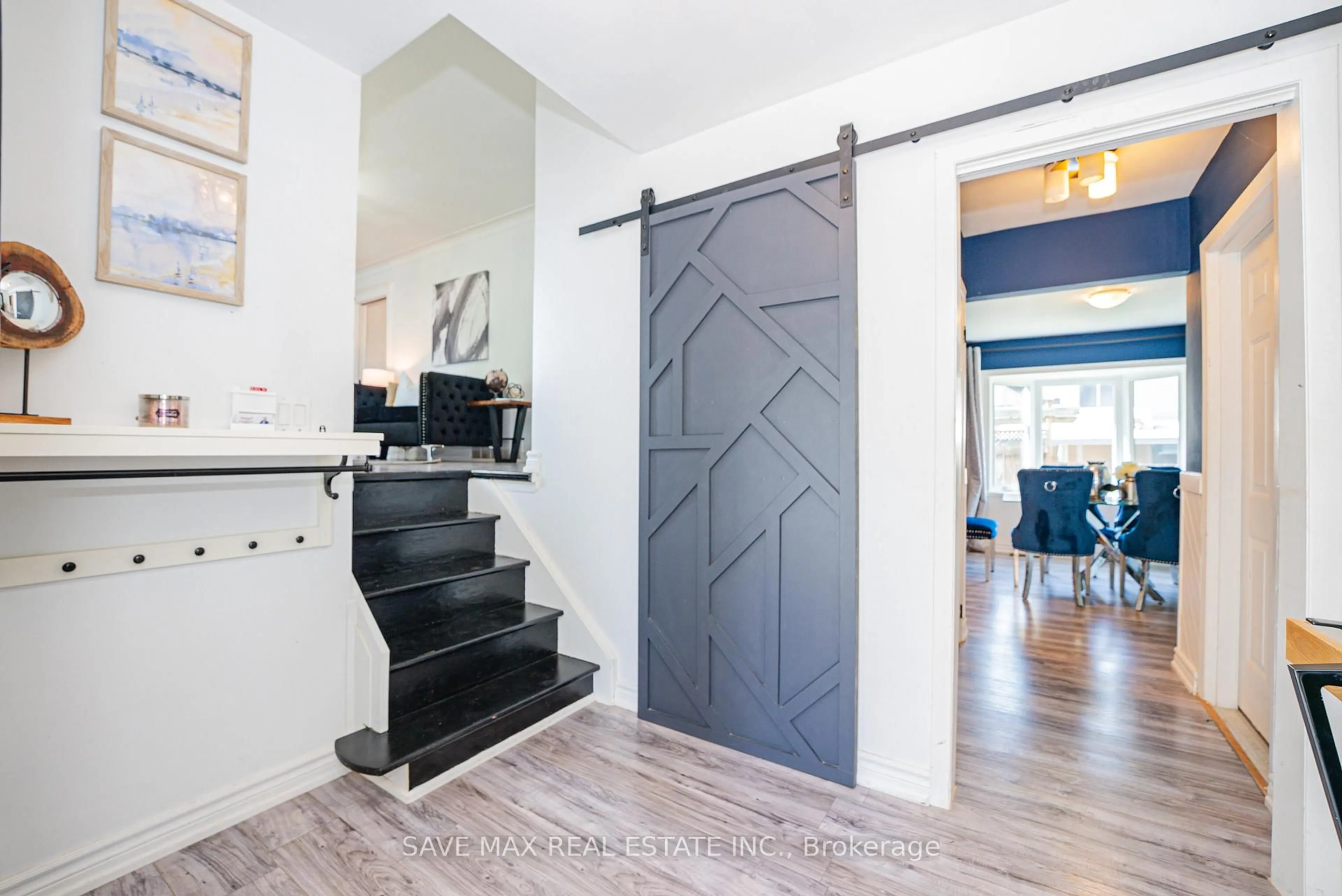 Indoor entryway for 6307 Carolyn Ave, Niagara Falls Ontario L2E 5H6