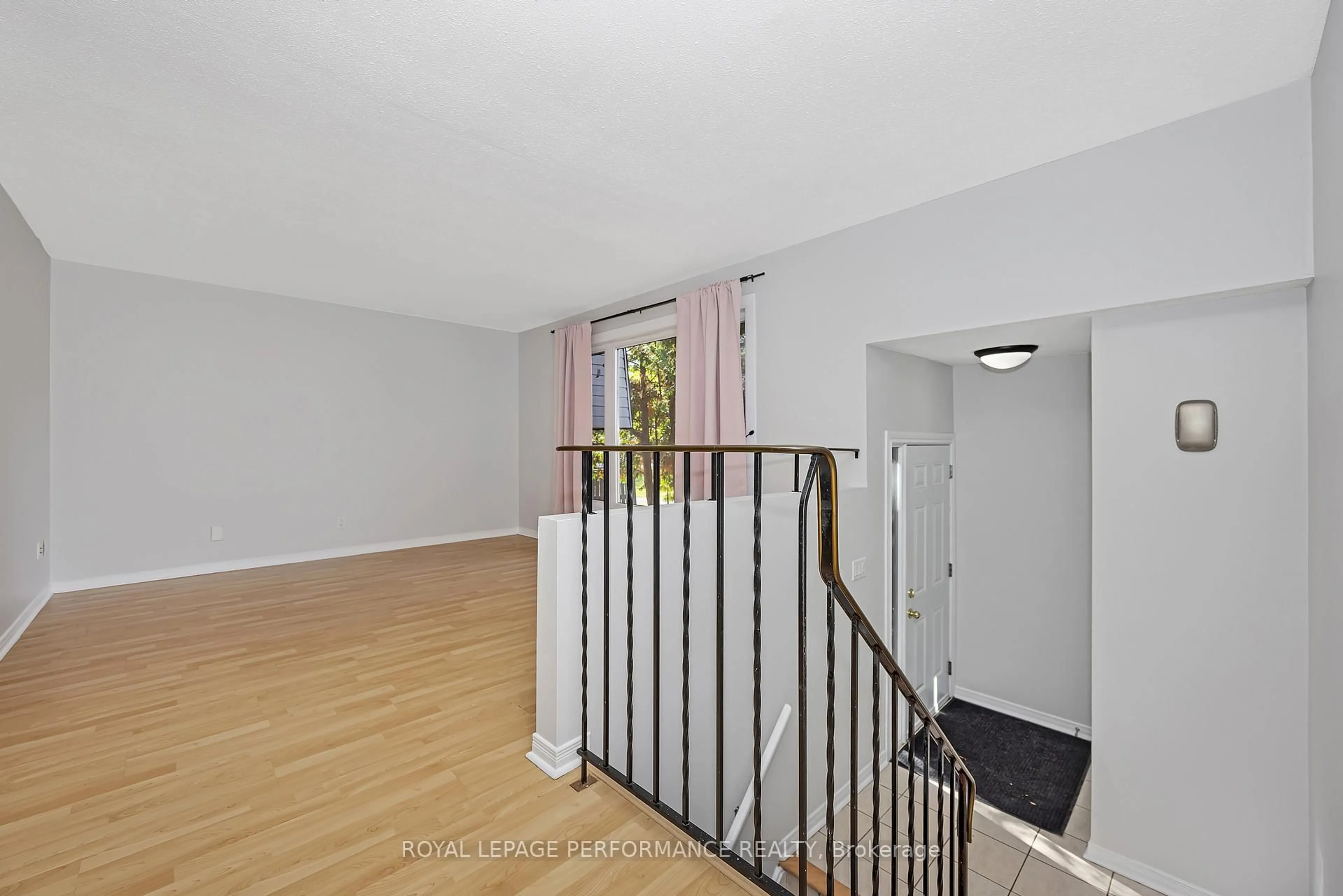 Indoor foyer for 1317 Marigold Cres #84, Ottawa Ontario K1B 5E7