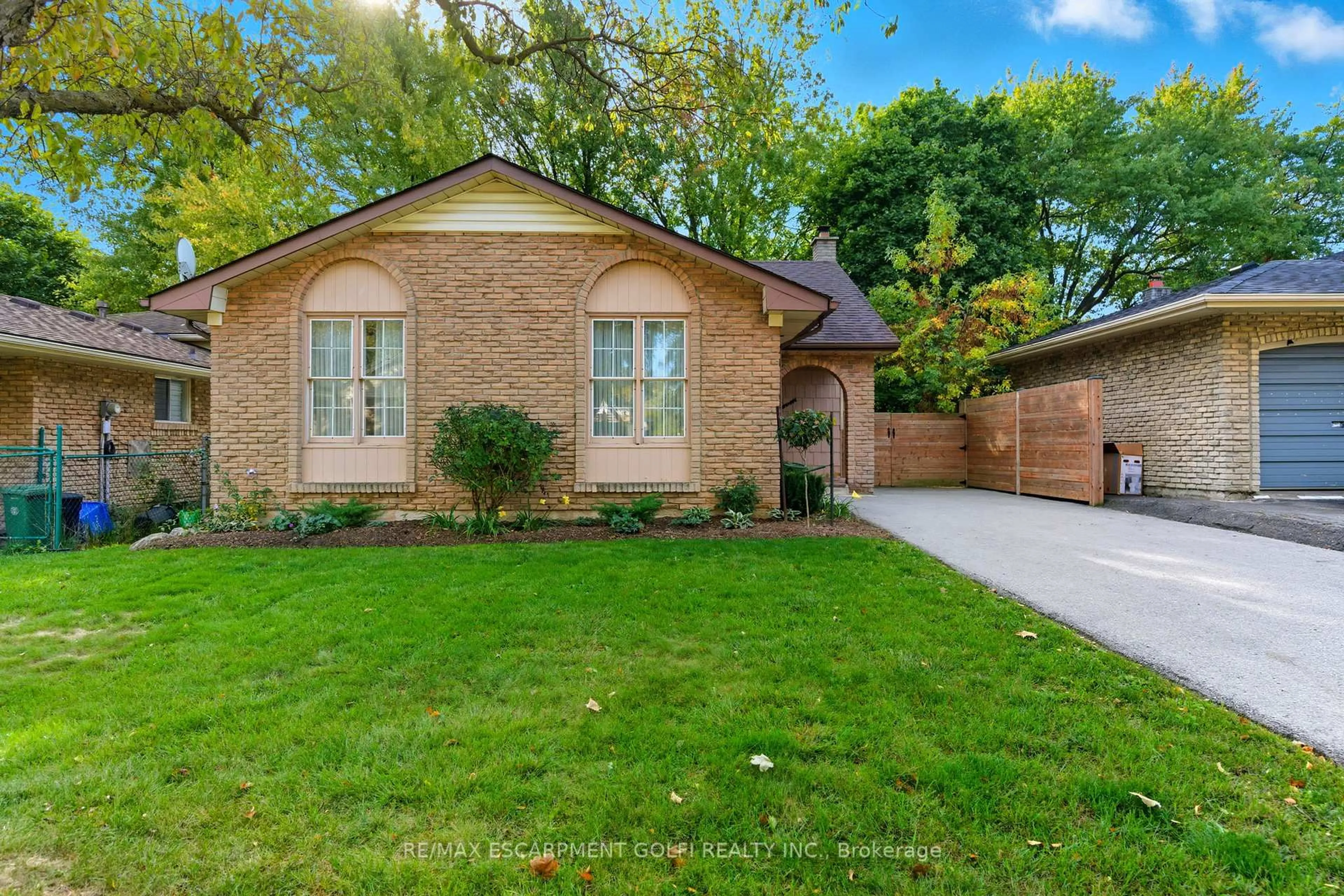 Home with brick exterior material, street for 7 Farmer Crt, Hamilton Ontario L9C 5X9
