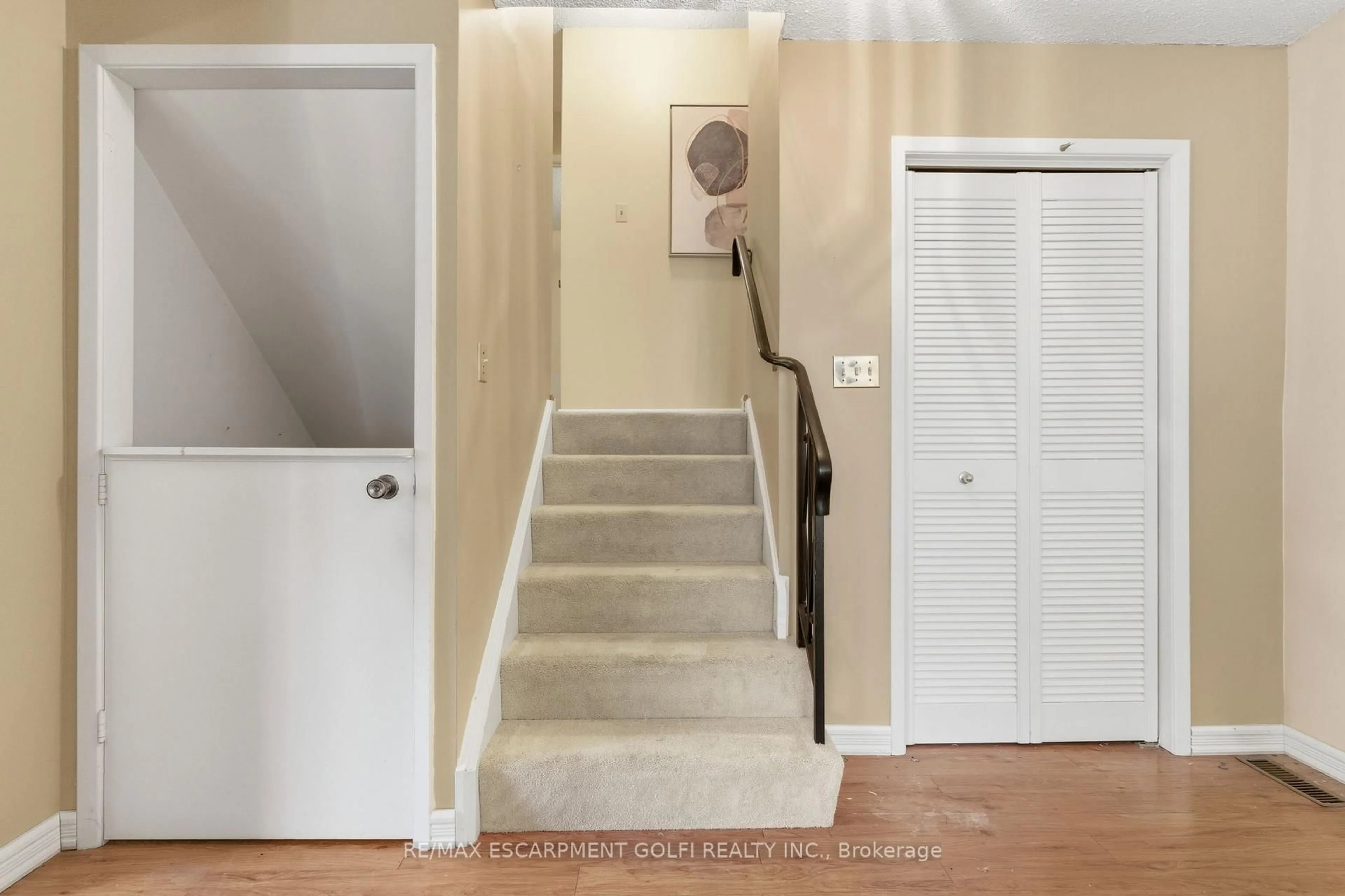 Indoor entryway for 7 Farmer Crt, Hamilton Ontario L9C 5X9