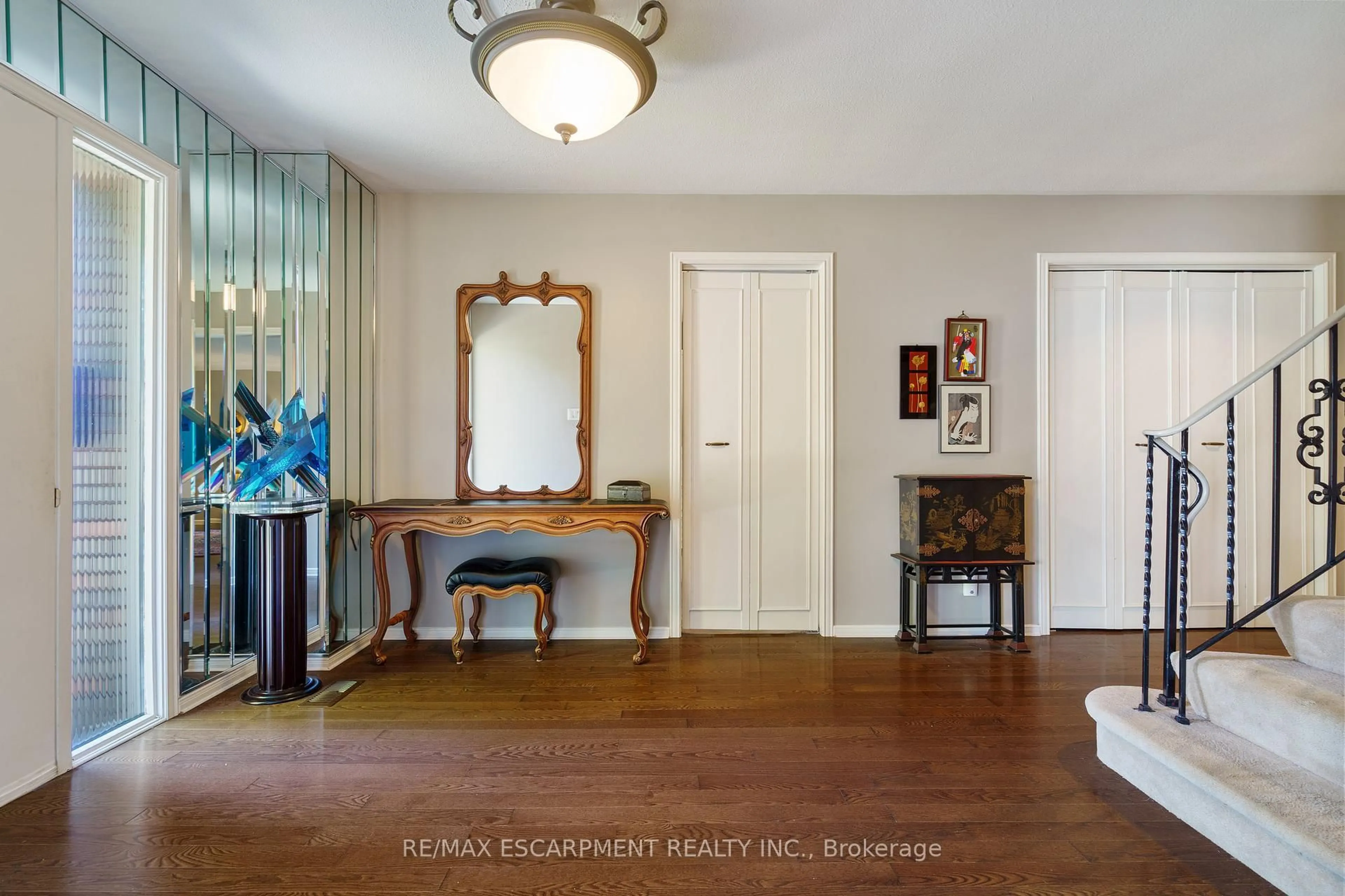 Indoor entryway for 75 Terrace Dr, Hamilton Ontario L9H 3X1