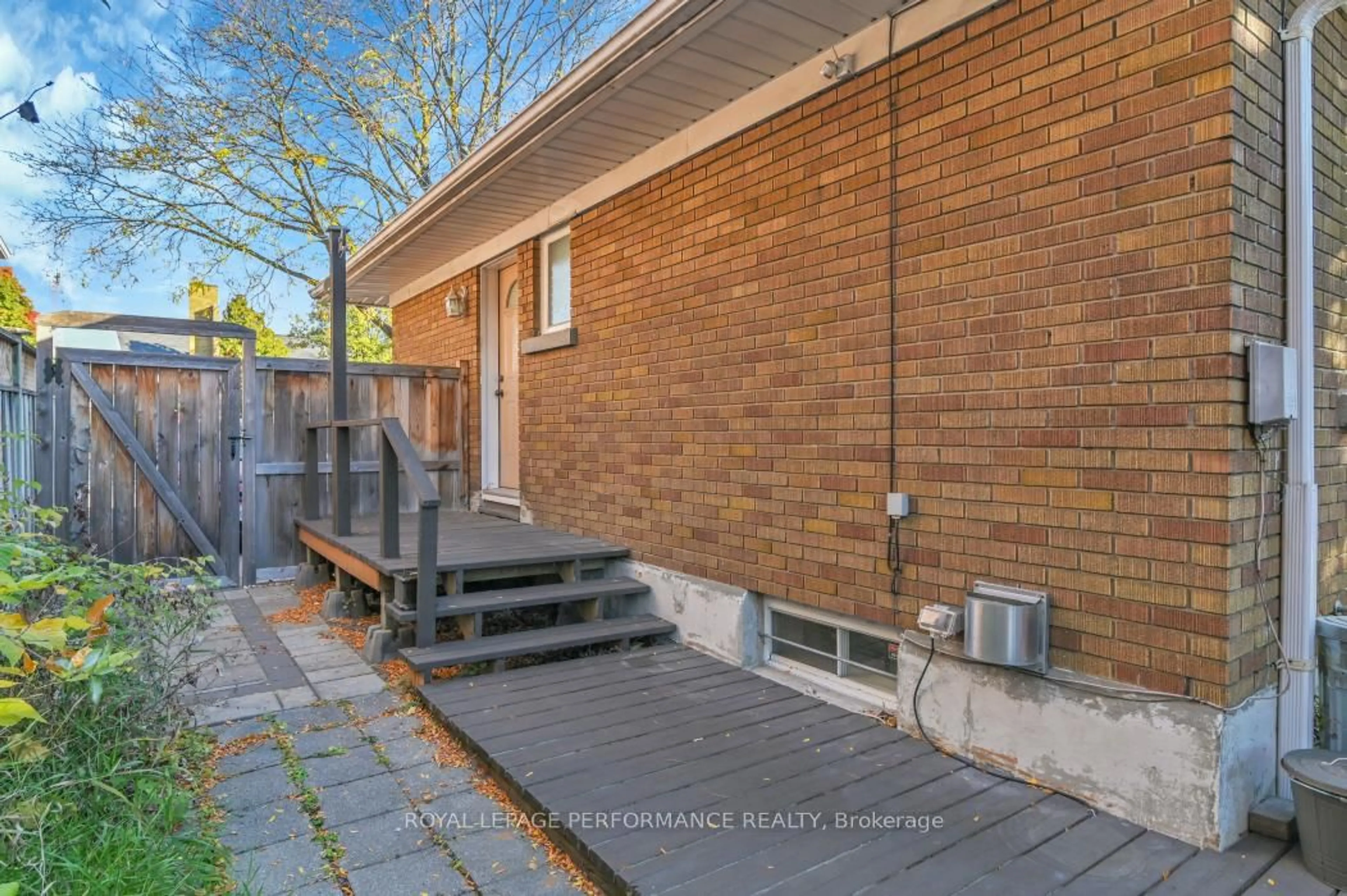 Patio, street for 934 Smyth Rd, Ottawa Ontario K1G 1P6