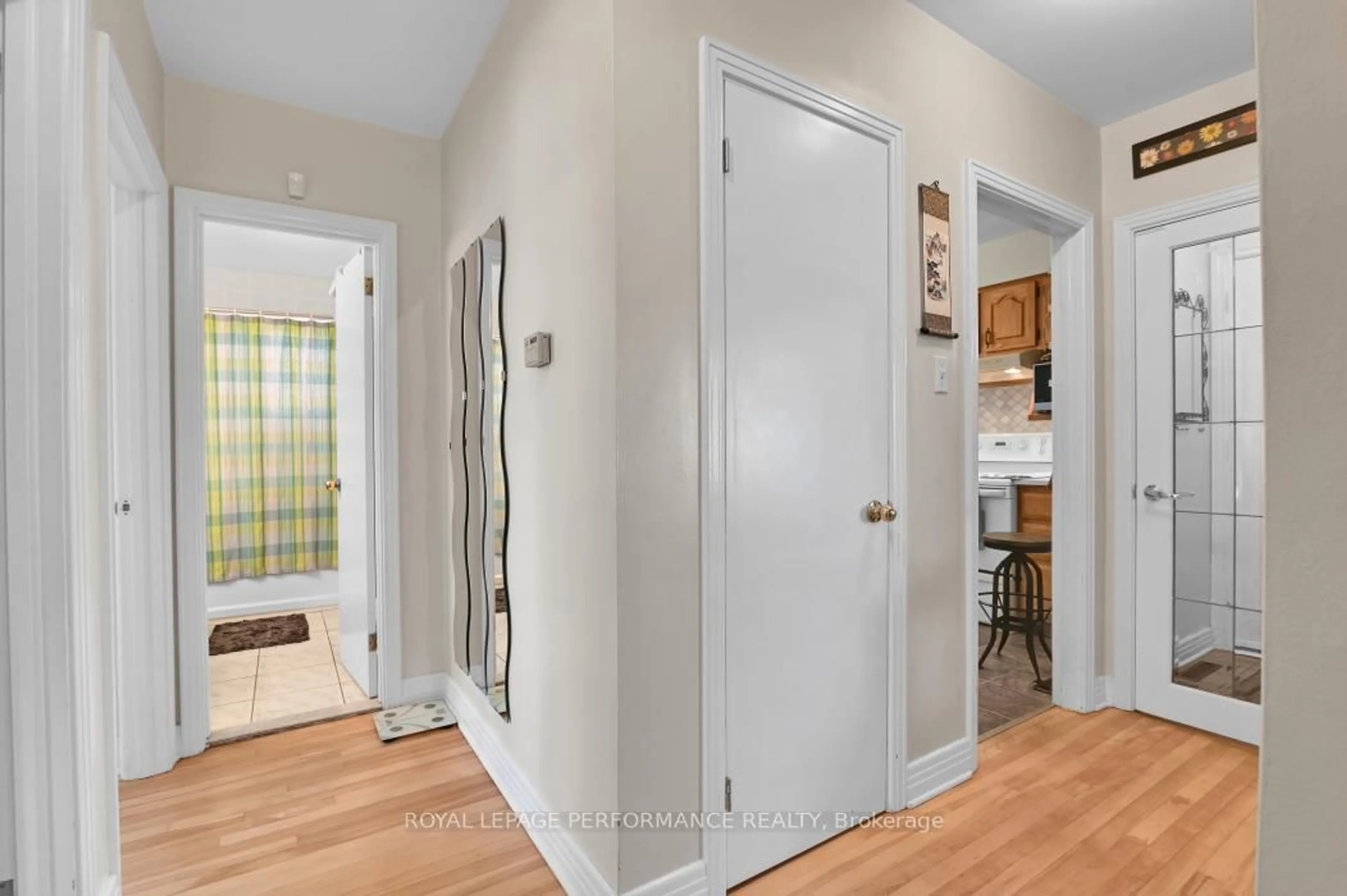 Indoor entryway for 934 Smyth Rd, Ottawa Ontario K1G 1P6