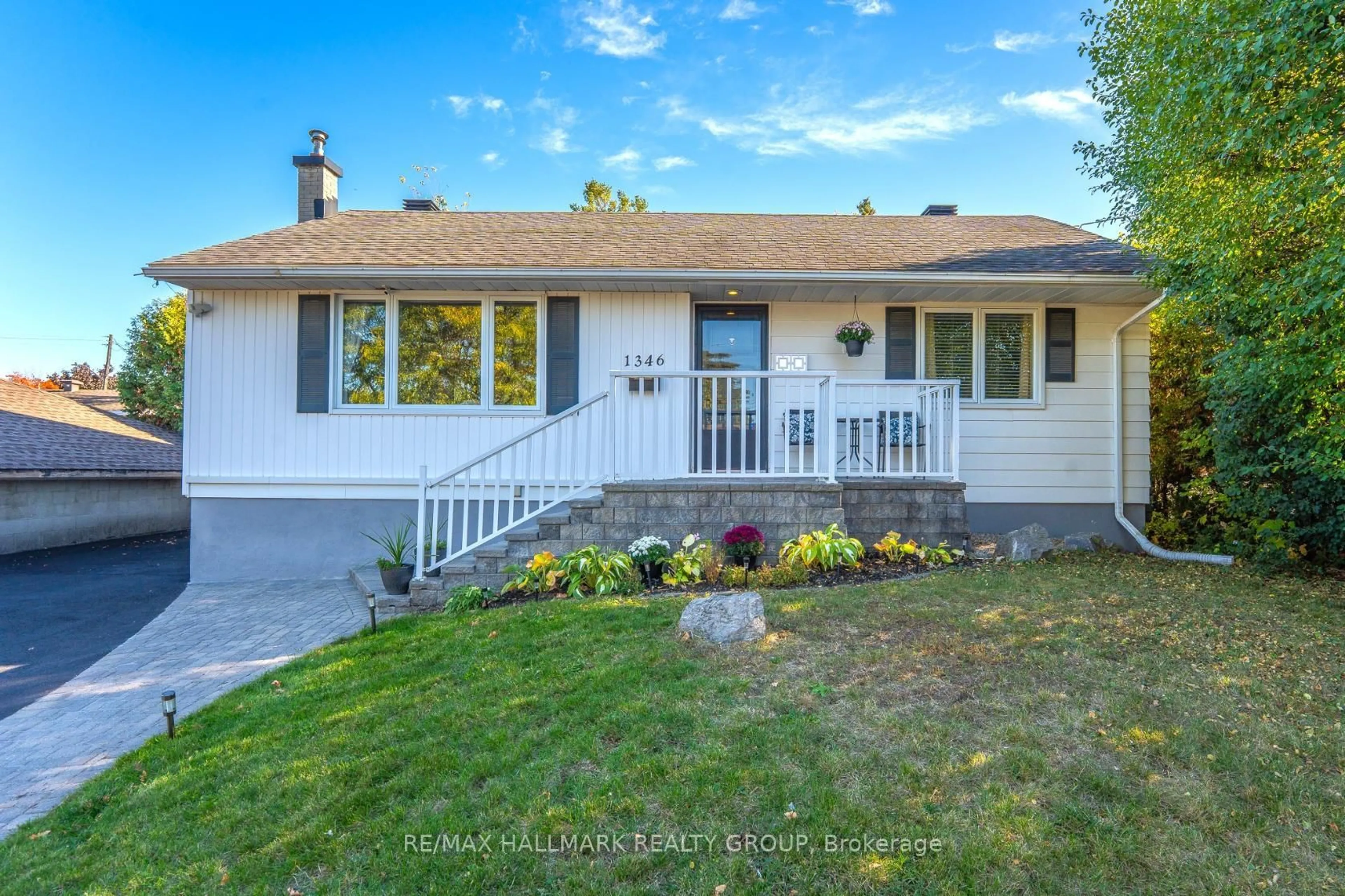 Home with vinyl exterior material, street for 1346 Dorchester Ave, Ottawa Ontario K1Z 8E9