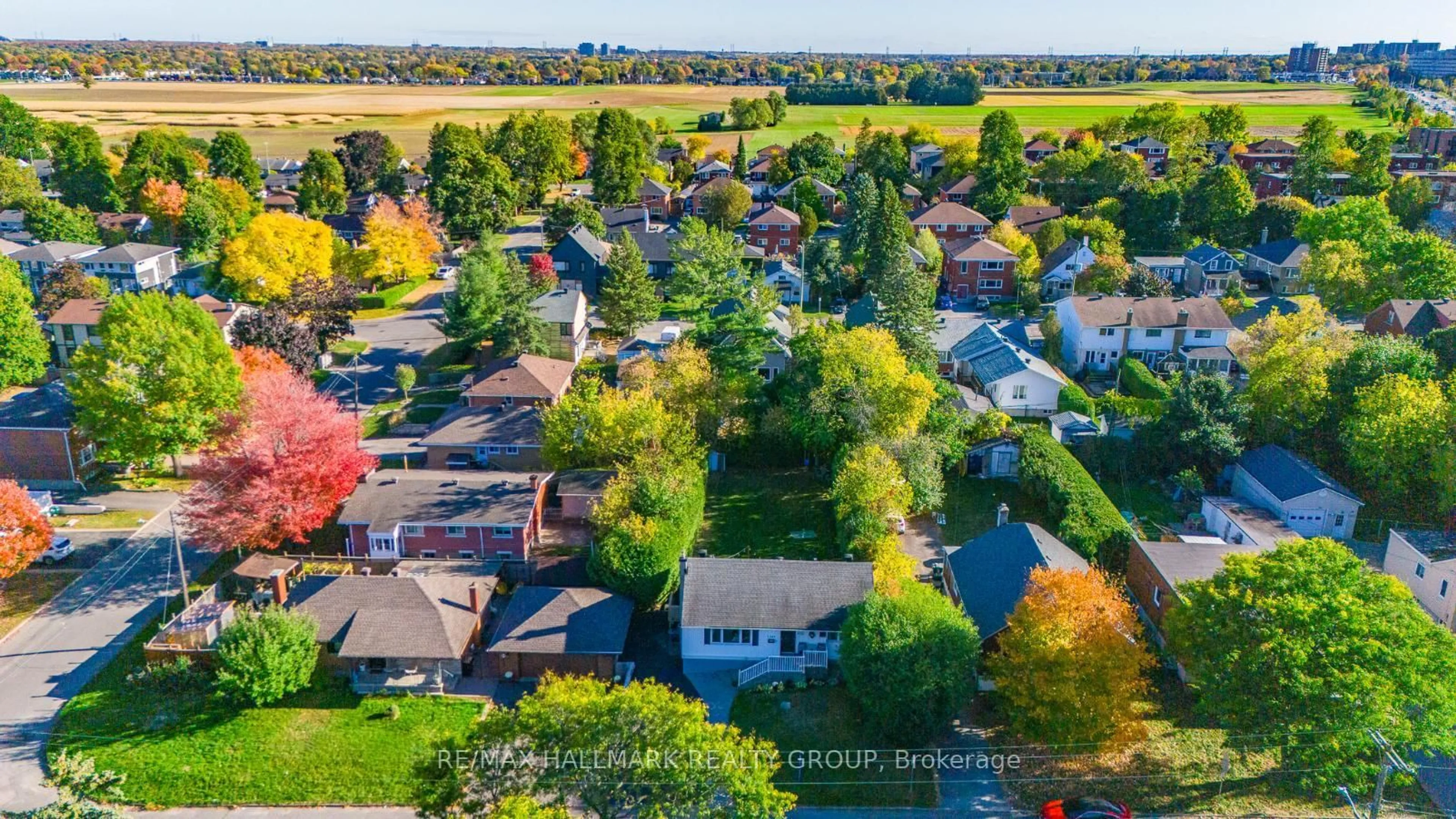 A pic from outside/outdoor area/front of a property/back of a property/a pic from drone, street for 1346 Dorchester Ave, Ottawa Ontario K1Z 8E9