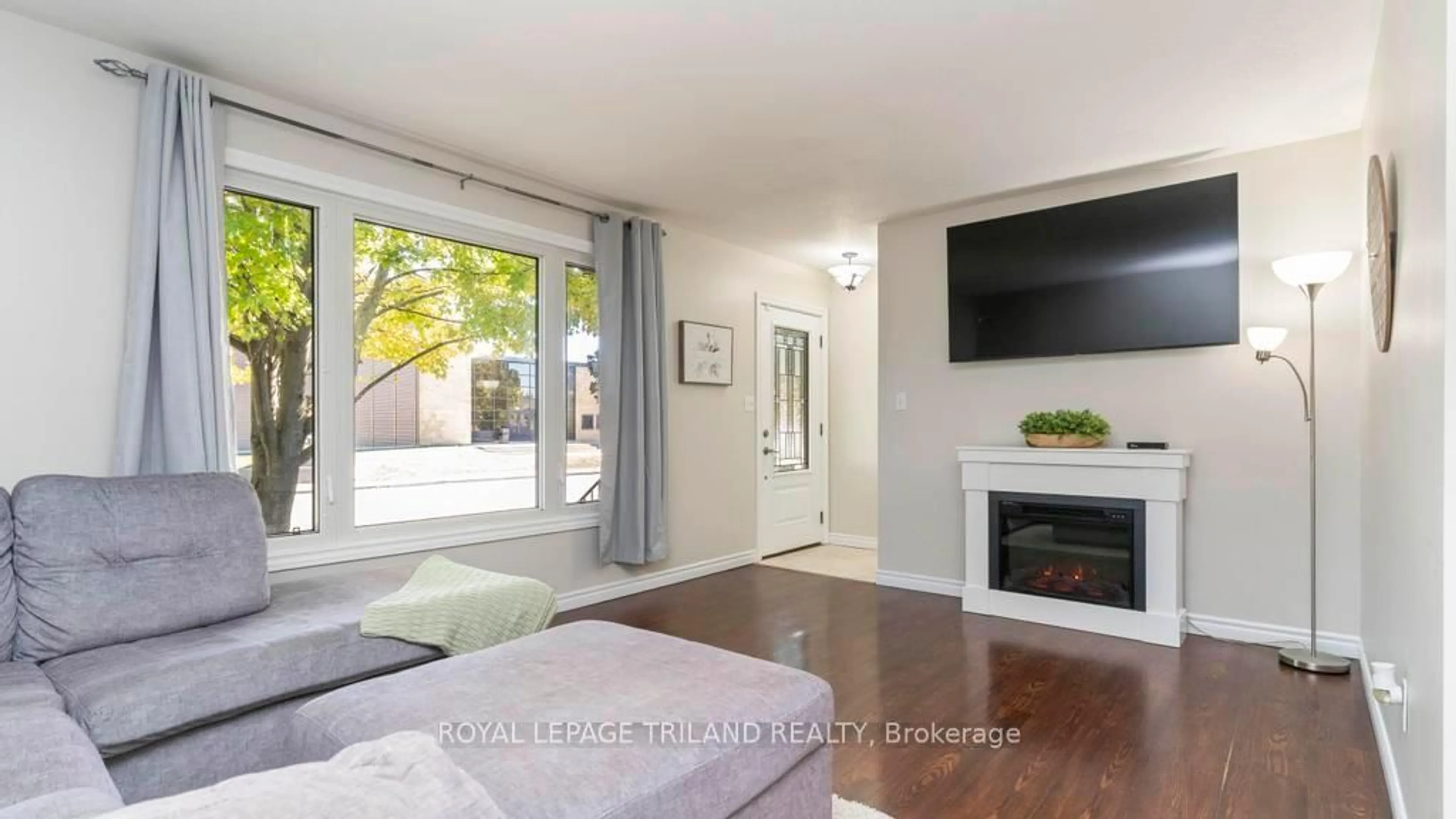 Living room with furniture, wood/laminate floor for 5 HIGH St, St. Thomas Ontario N5R 5R6