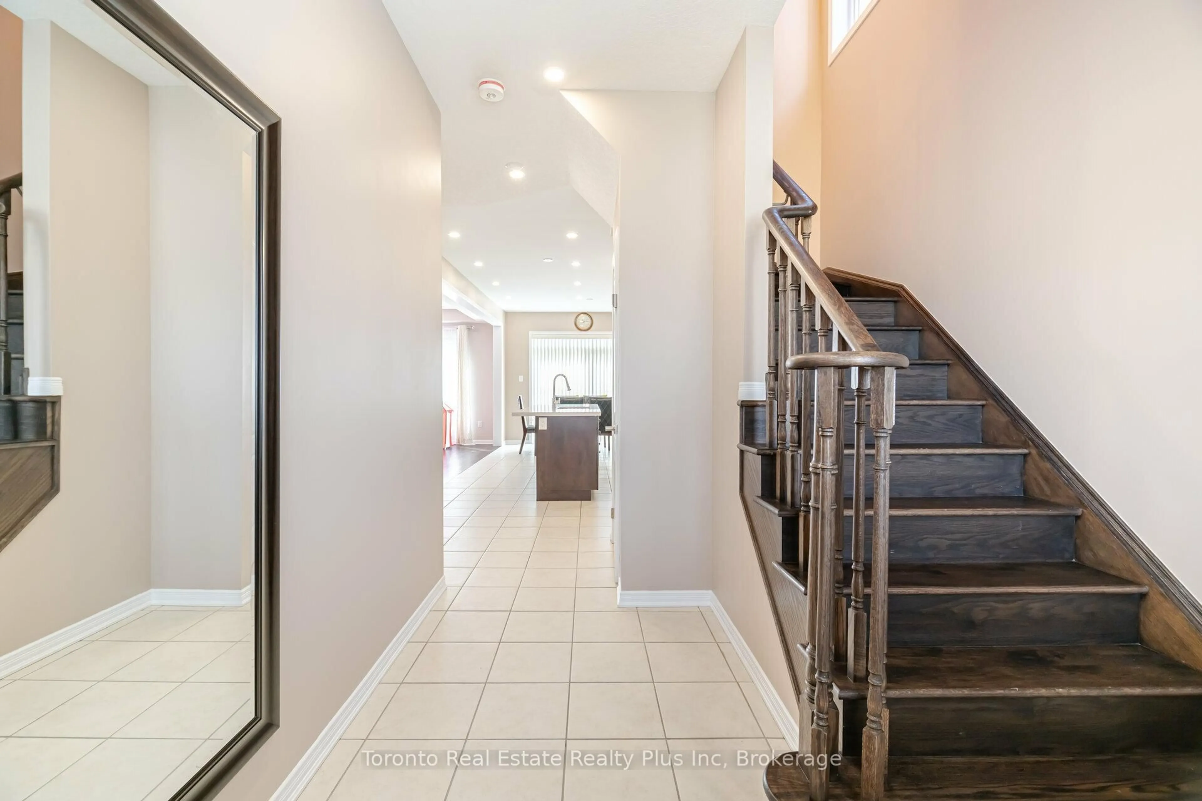 Indoor foyer for 59 Stamford St, Woolwich Ontario N0B 1M0