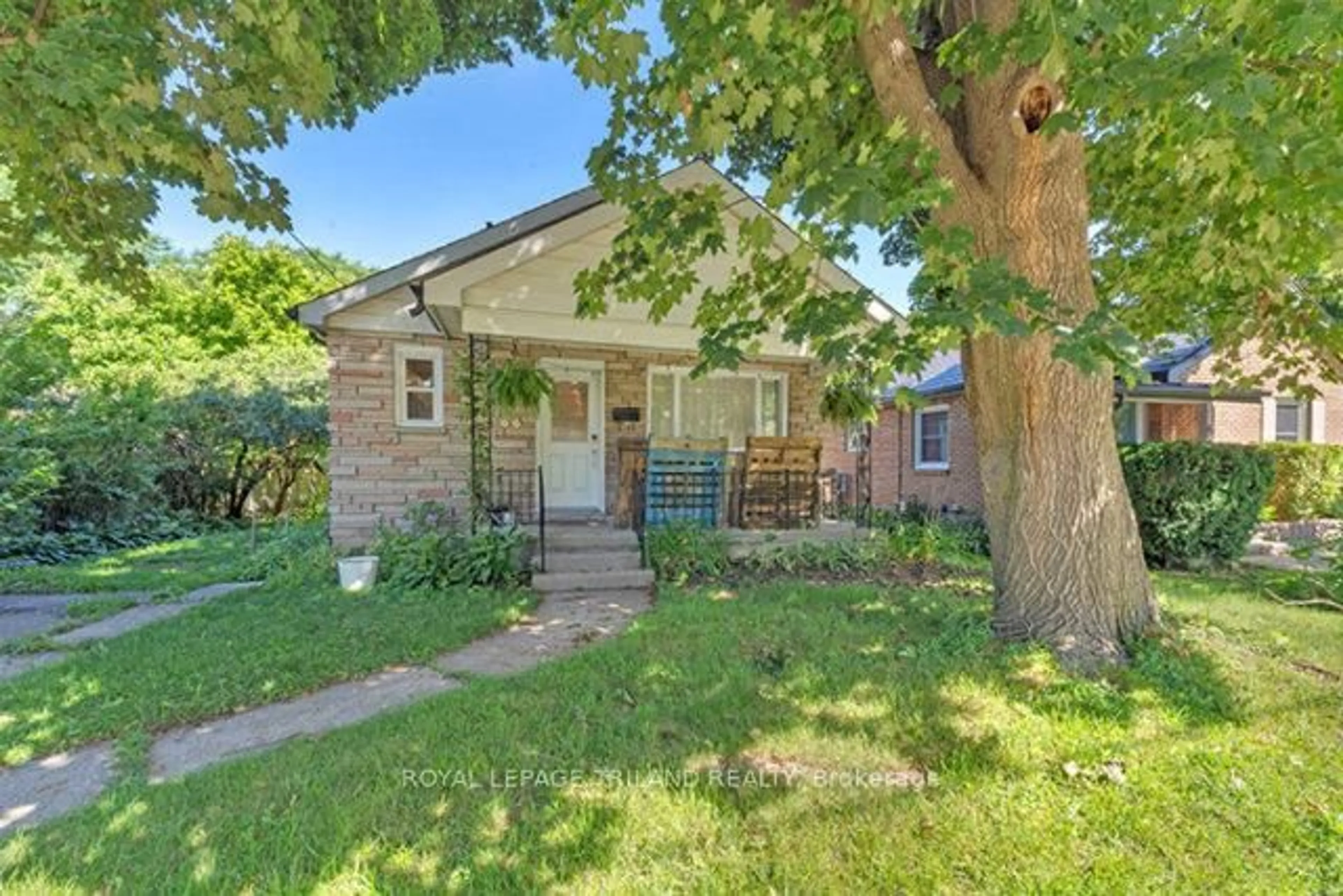 A pic from outside/outdoor area/front of a property/back of a property/a pic from drone, street for 616 Grosvenor St, London East Ontario N5Y 3T4
