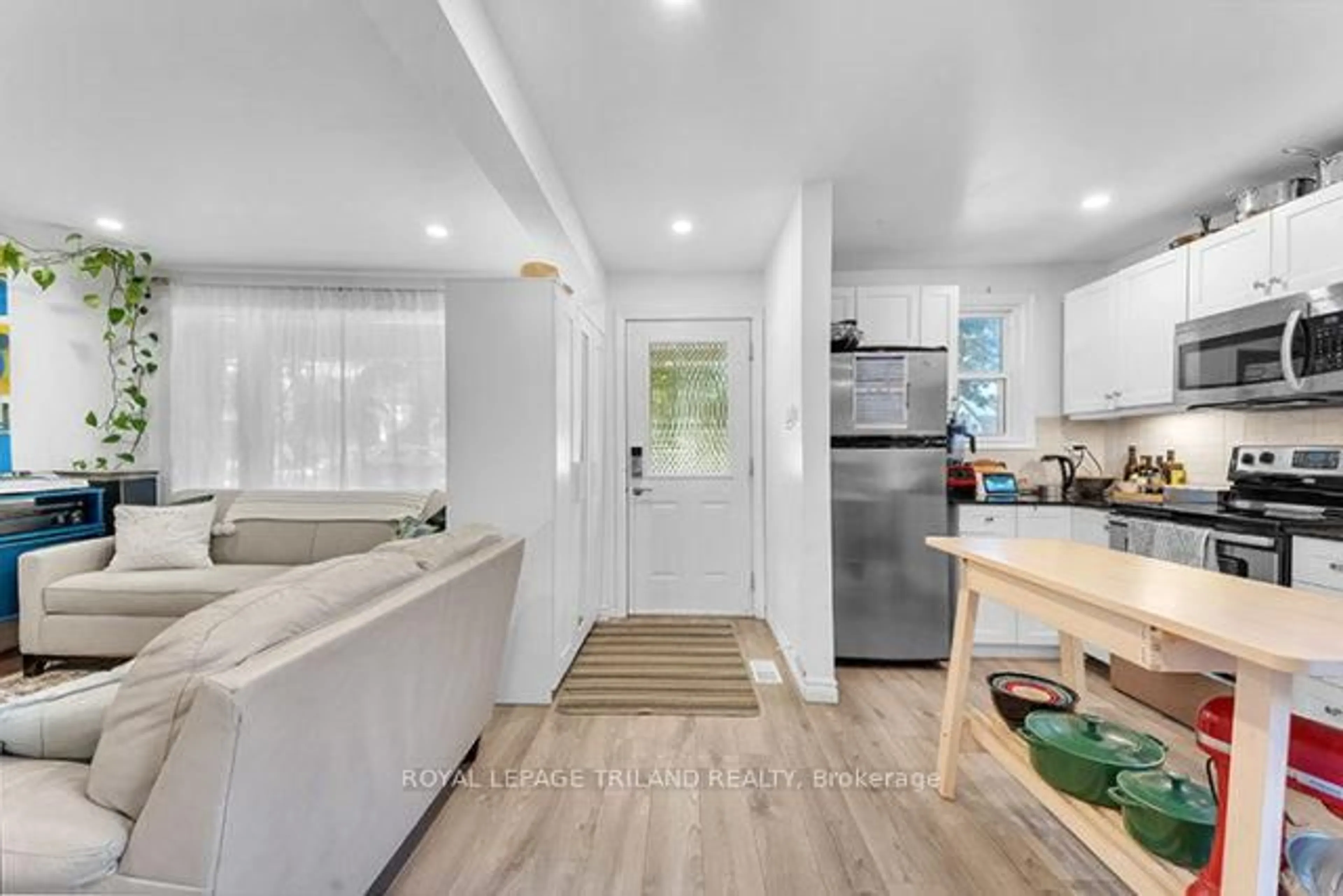 Open concept kitchen, ceramic/tile floor for 616 Grosvenor St, London East Ontario N5Y 3T4