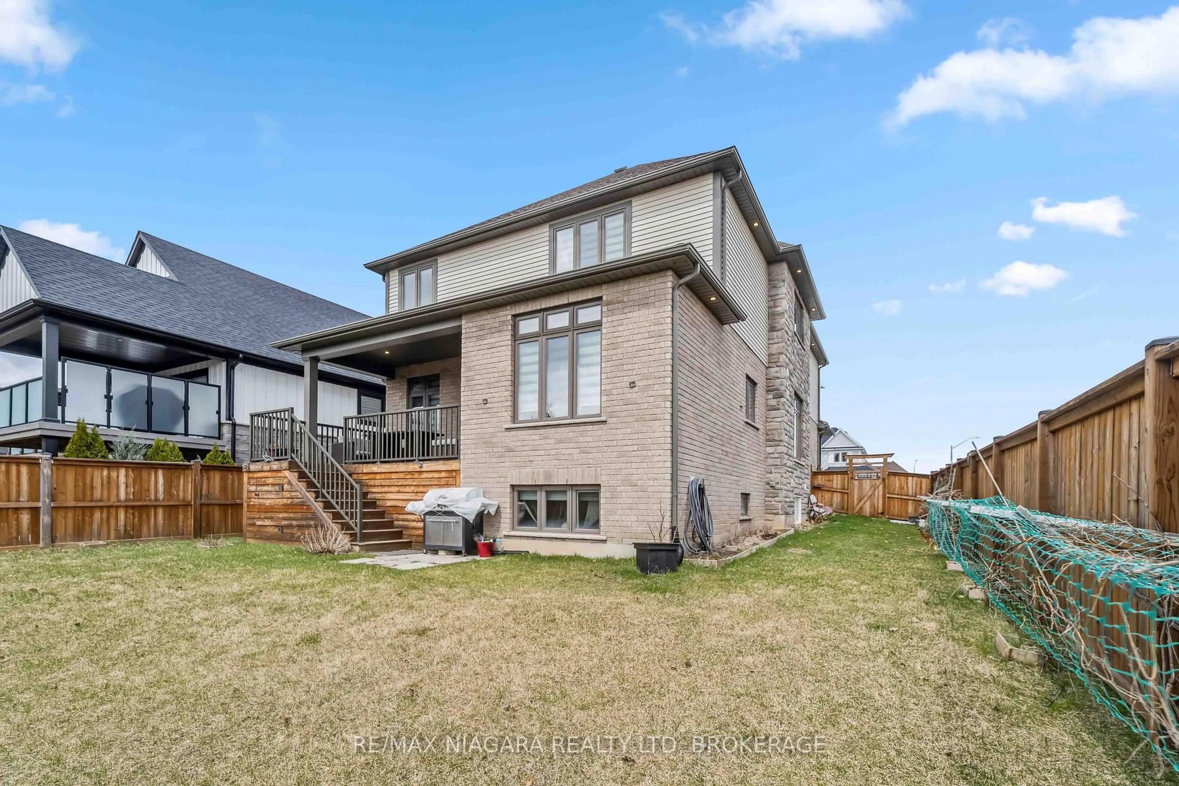 Home with brick exterior material, building for 1 Hopkins St, Thorold Ontario L2V 0E6