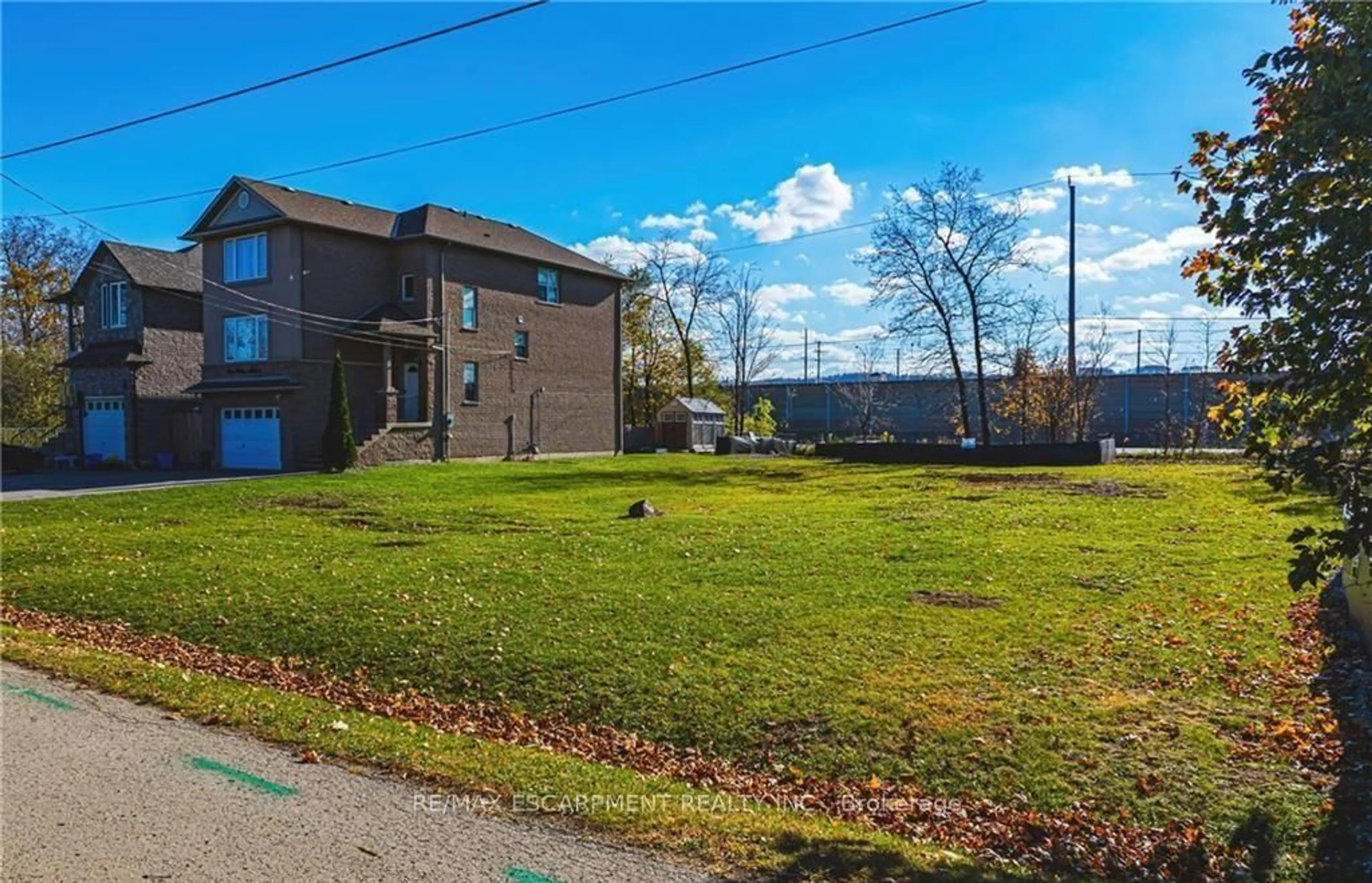 A pic from outside/outdoor area/front of a property/back of a property/a pic from drone, building for 7 Trillium Ave, Hamilton Ontario L8E 5E1