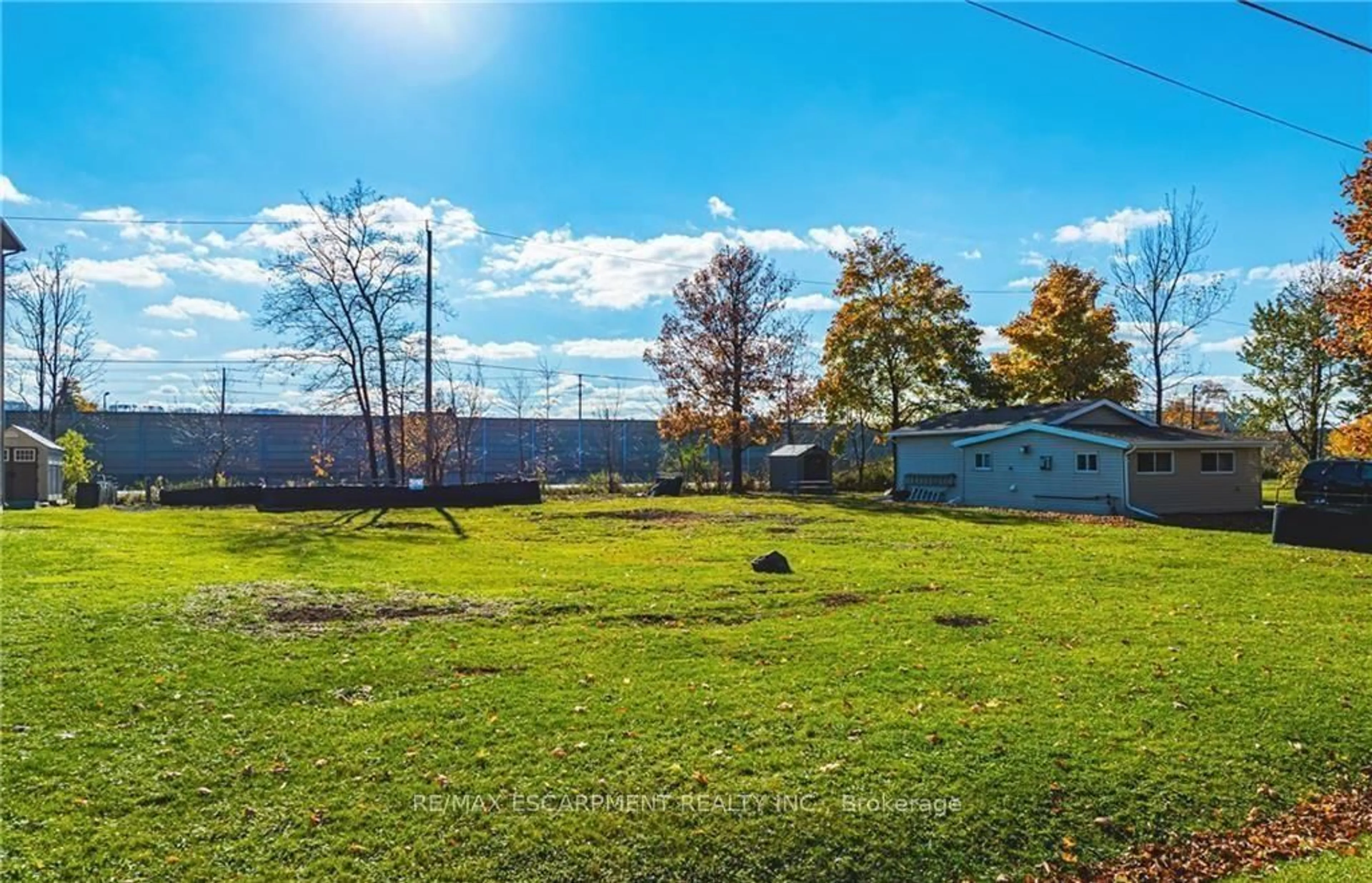 A pic from outside/outdoor area/front of a property/back of a property/a pic from drone, water/lake/river/ocean view for 7 Trillium Ave, Hamilton Ontario L8E 5E1