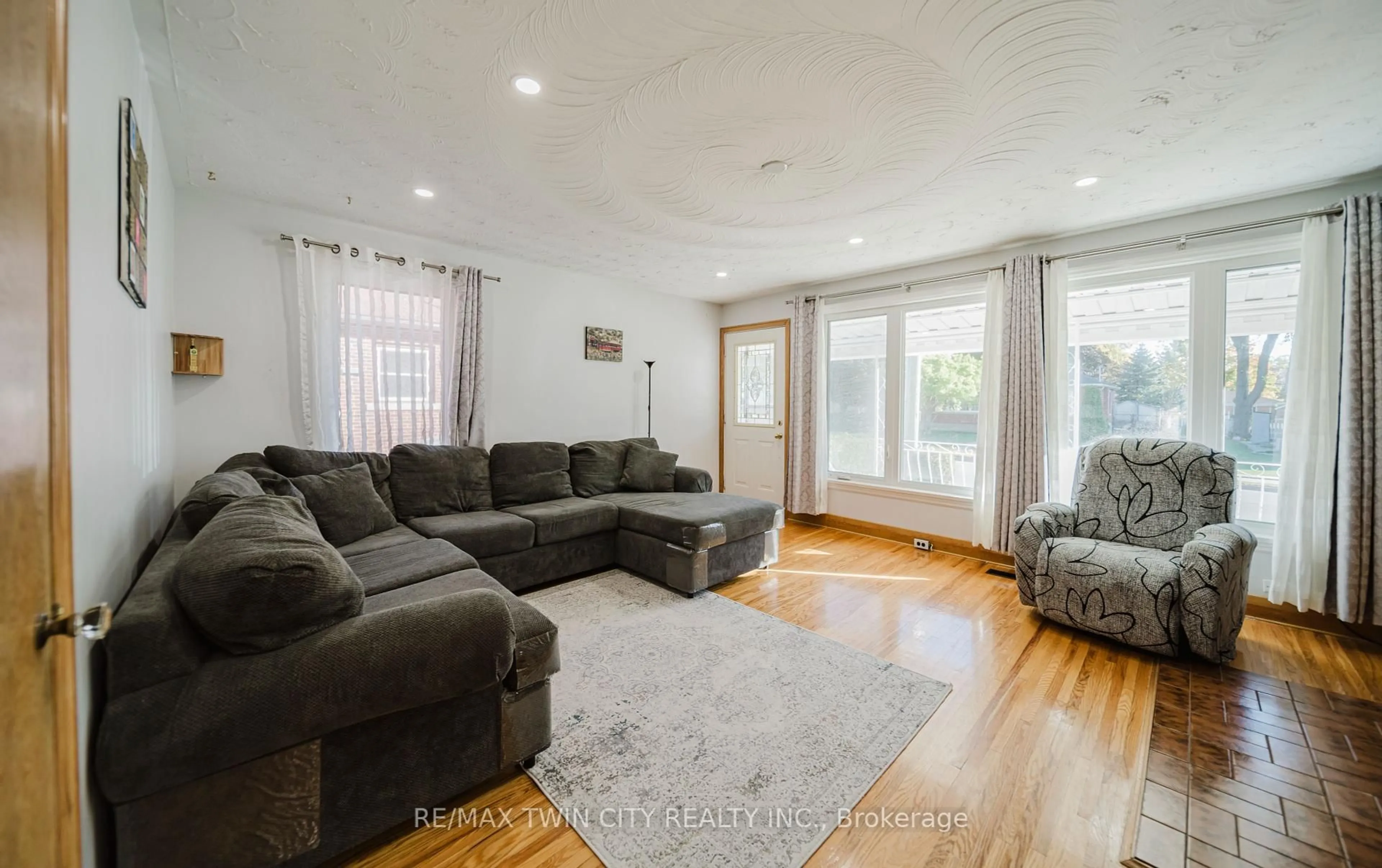 Living room with furniture, unknown for 48 Christopher Dr, Cambridge Ontario N1R 4R6