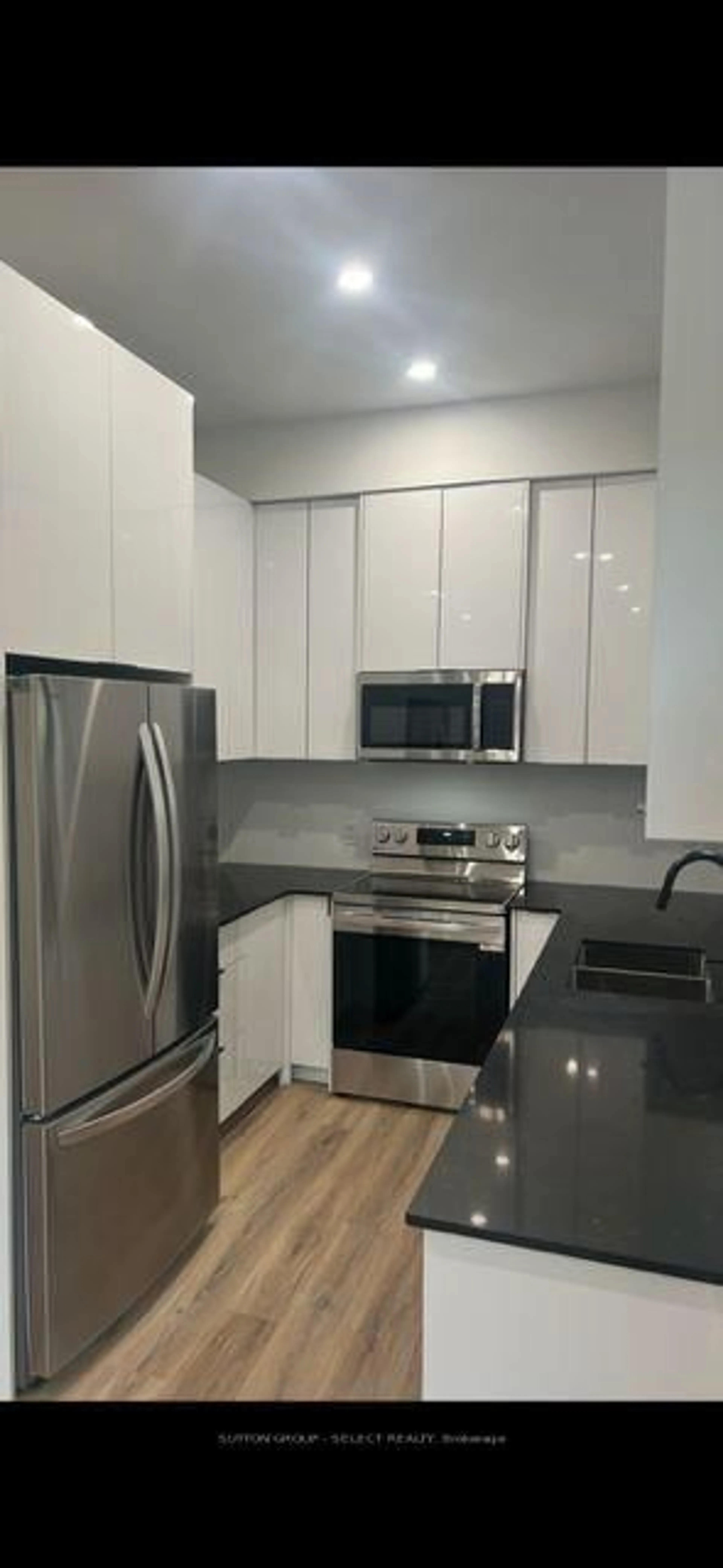 Standard kitchen, unknown for 180 Thompson Rd, London South Ontario N5Z 2Y8