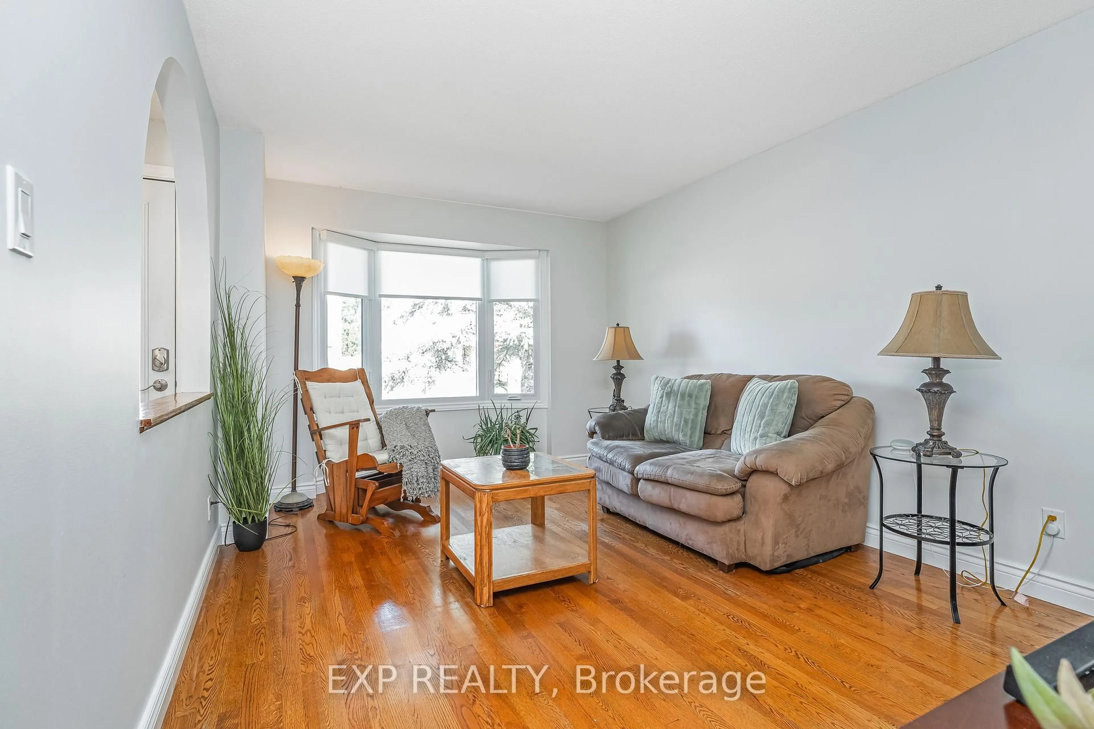 Living room with furniture, wood/laminate floor for 6084A Vineyard Dr, Ottawa Ontario K1C 2M5