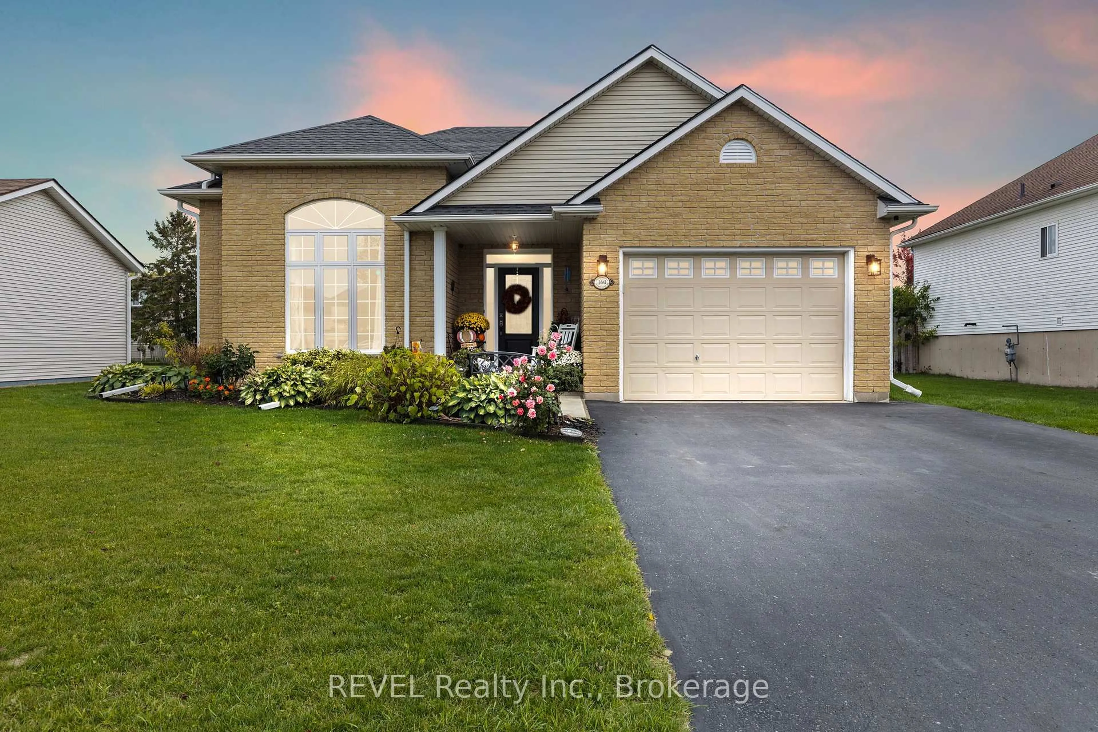 Home with vinyl exterior material, street for 360 Antoinette Rd, Fort Erie Ontario L2A 6S5