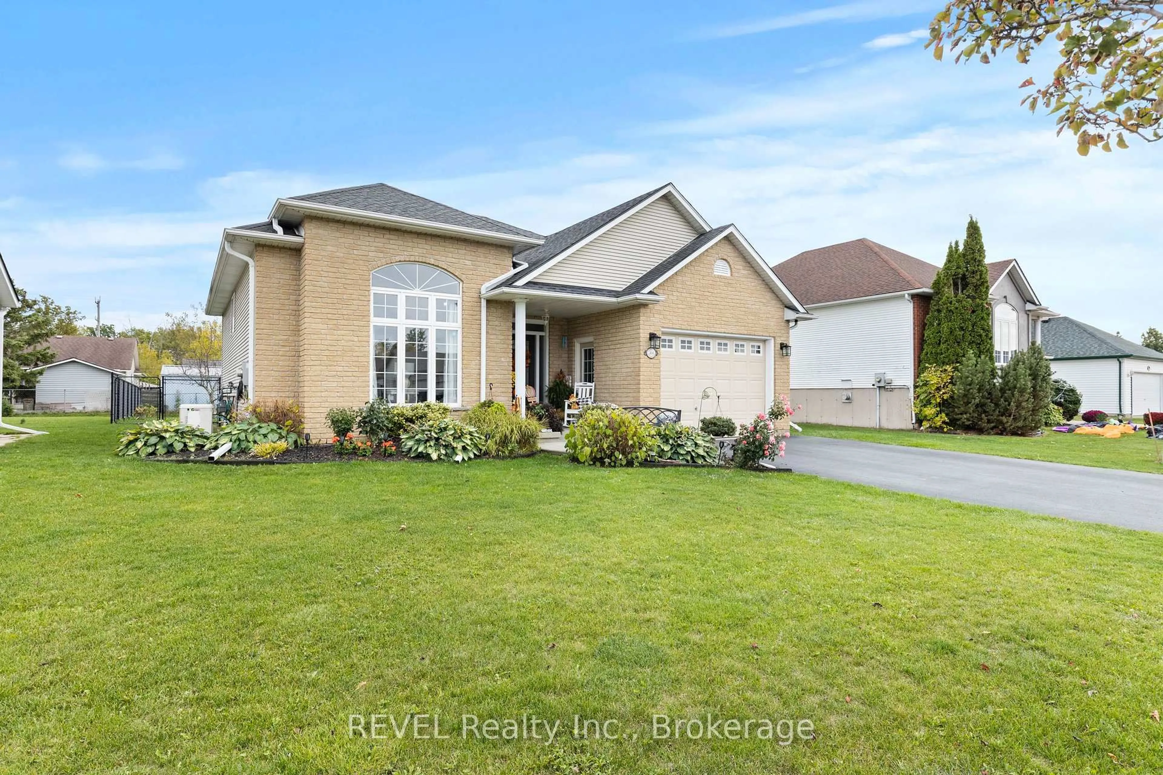 Home with vinyl exterior material, street for 360 Antoinette Rd, Fort Erie Ontario L2A 6S5