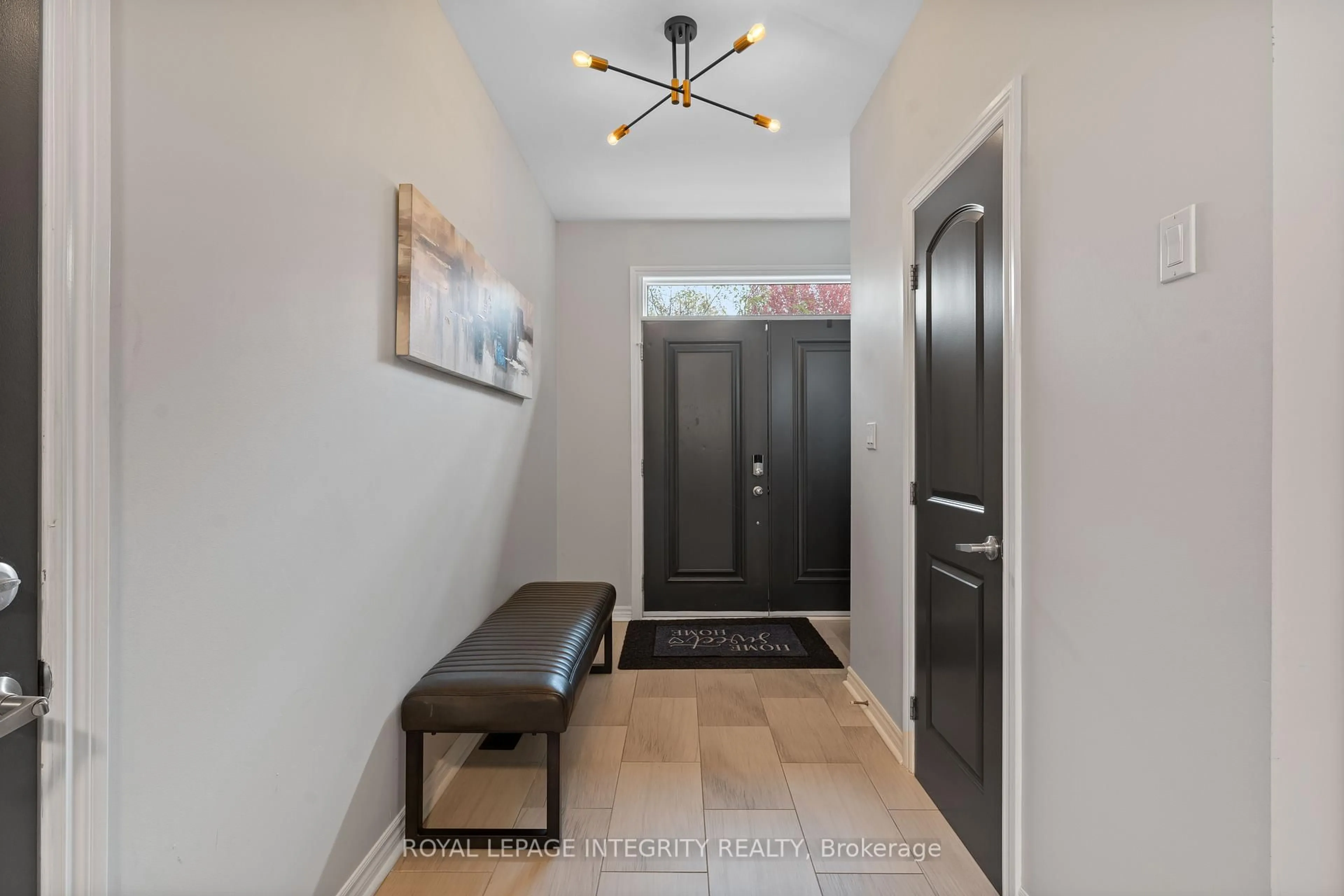 Indoor entryway for 823 Petra Private, Ottawa Ontario K2T 0G3