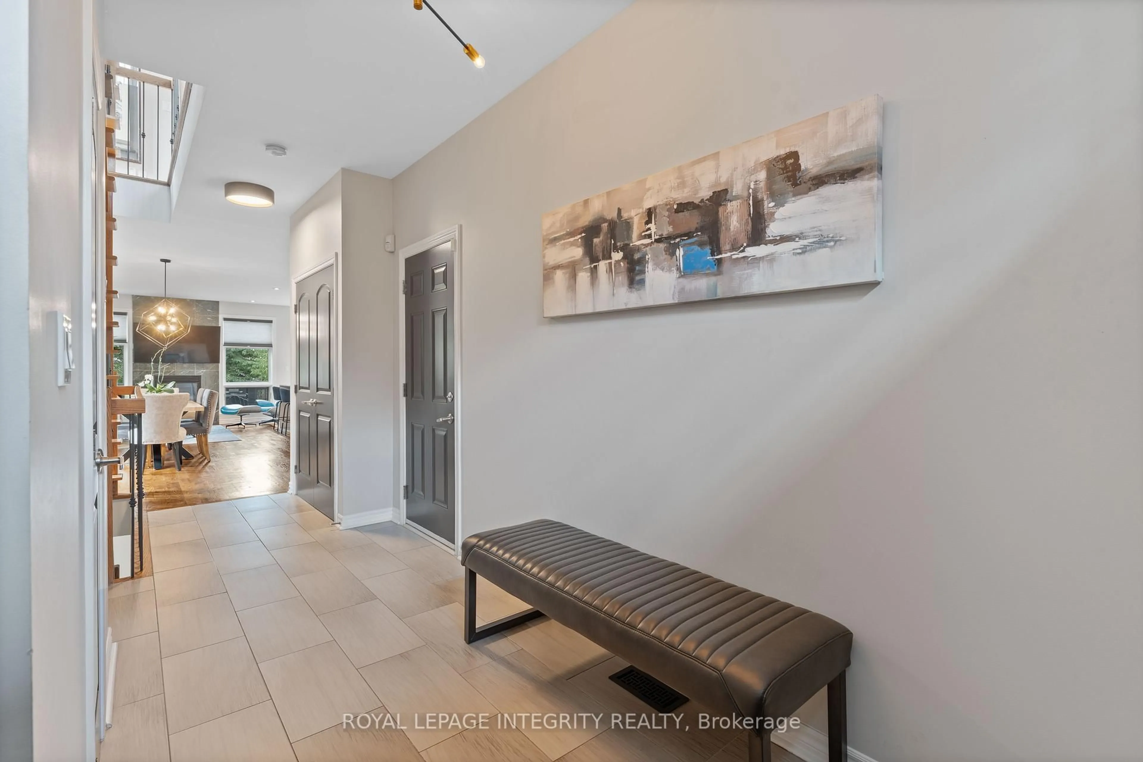Indoor entryway for 823 Petra Private, Ottawa Ontario K2T 0G3