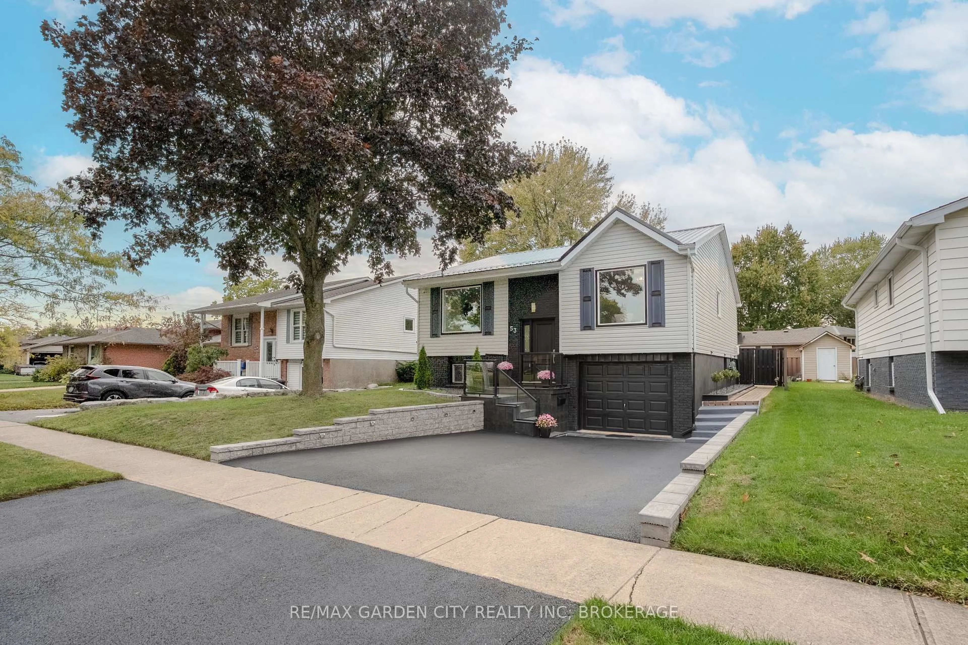 Home with vinyl exterior material, street for 53 Brant Ave, Welland Ontario L3C 6C6