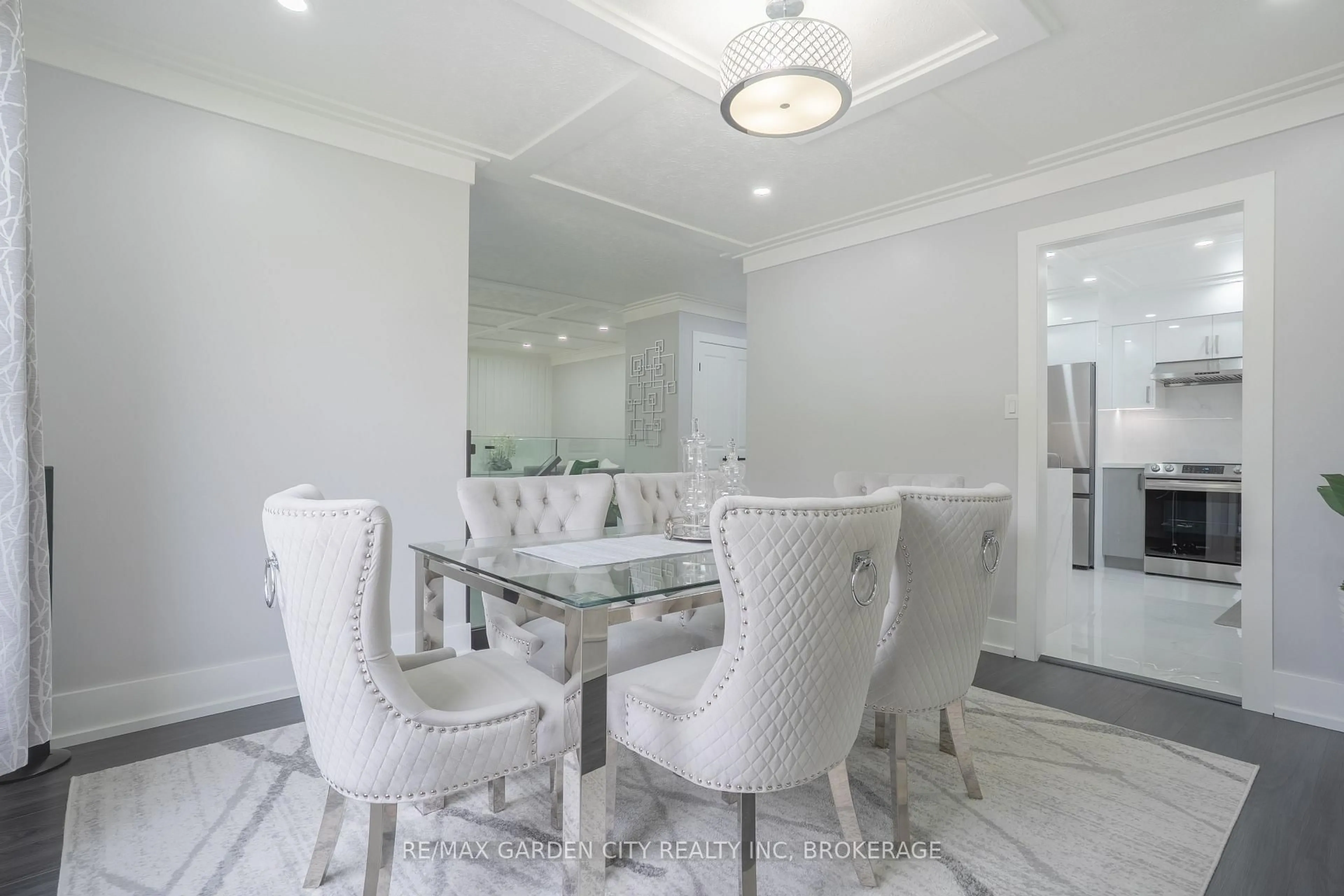 Dining room, ceramic/tile floor for 53 Brant Ave, Welland Ontario L3C 6C6