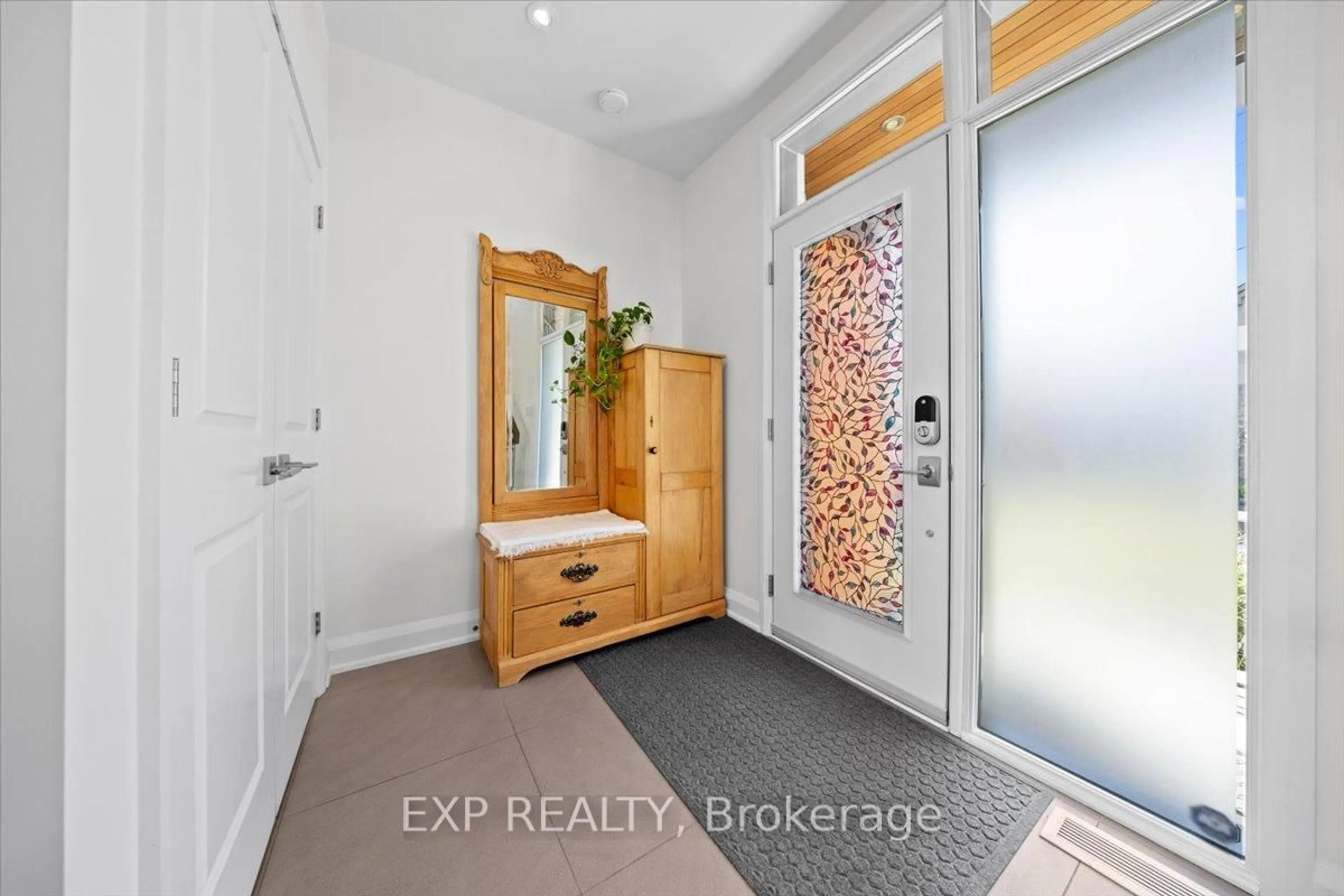 Indoor entryway for 365 Winston Ave, Ottawa Ontario K2A 1Y7
