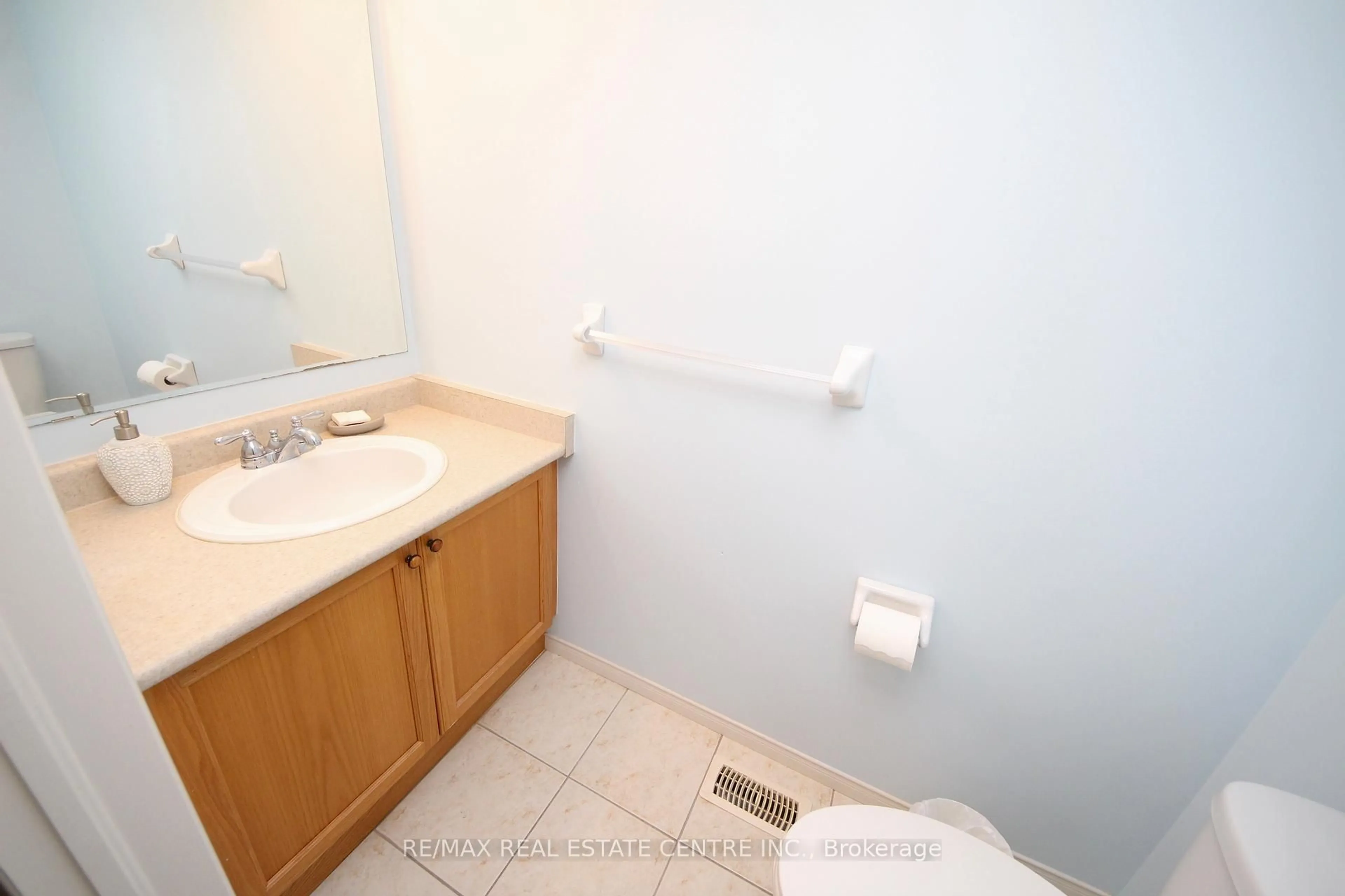 Standard bathroom, floor is not visible for 40 EUGENE Dr, Guelph Ontario N1L 1P6