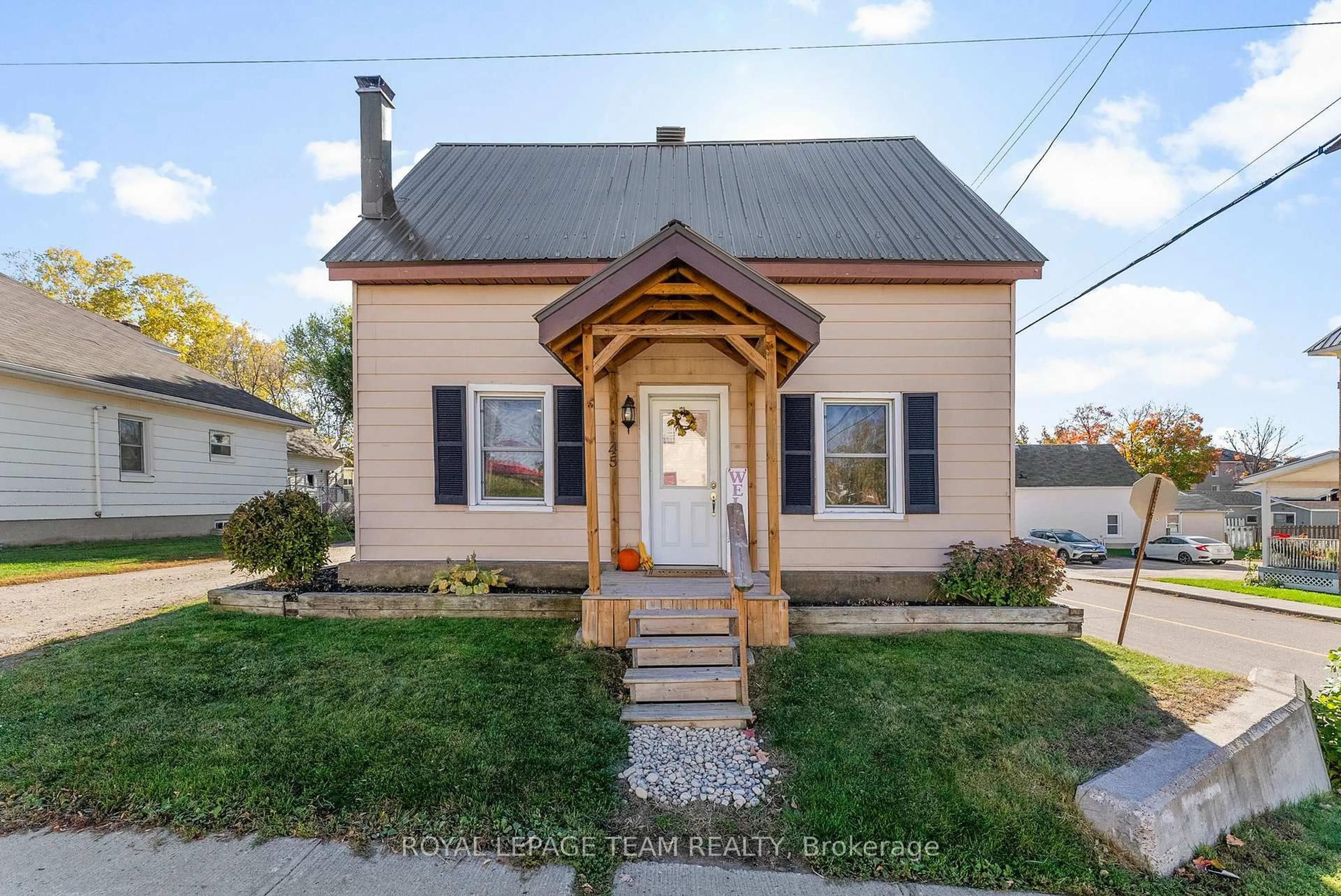 Home with vinyl exterior material, street for 145 Munroe Ave, Renfrew Ontario K7V 3L2
