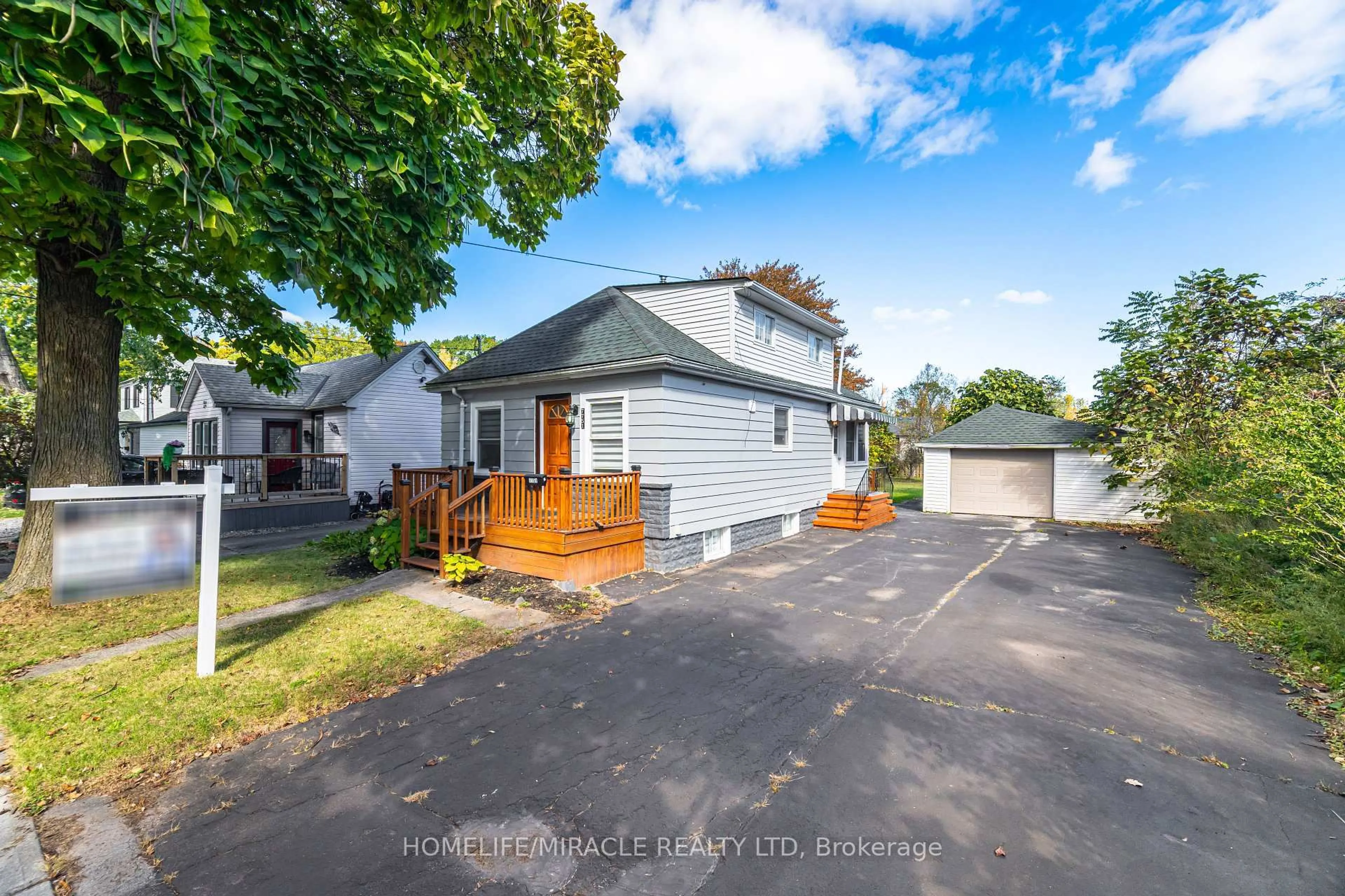 A pic from outside/outdoor area/front of a property/back of a property/a pic from drone, street for 7751 Thomas St, Niagara Falls Ontario L2G 6T3