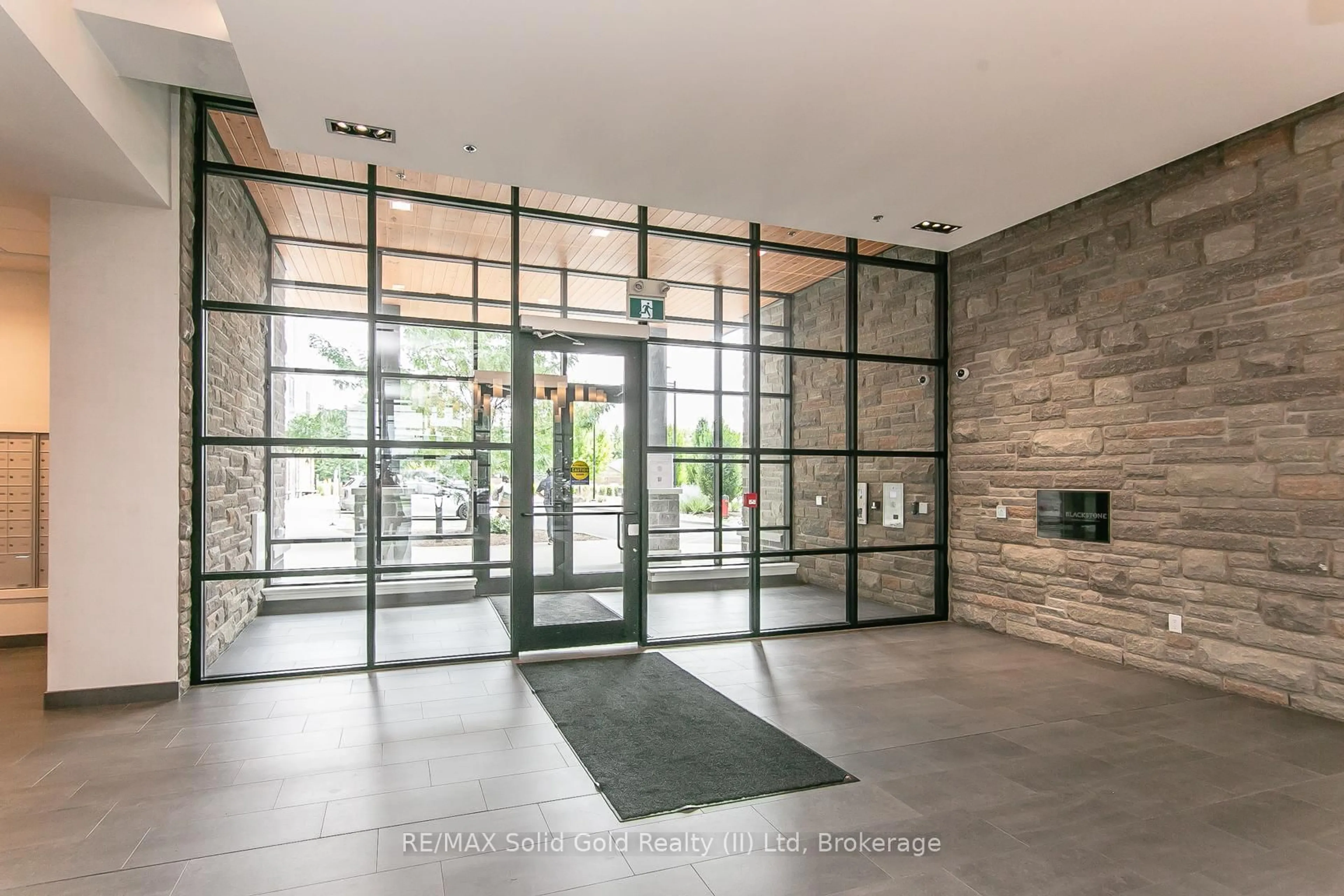 Indoor foyer for 251 Northfield Dr #102, Waterloo Ontario N2K 0G9