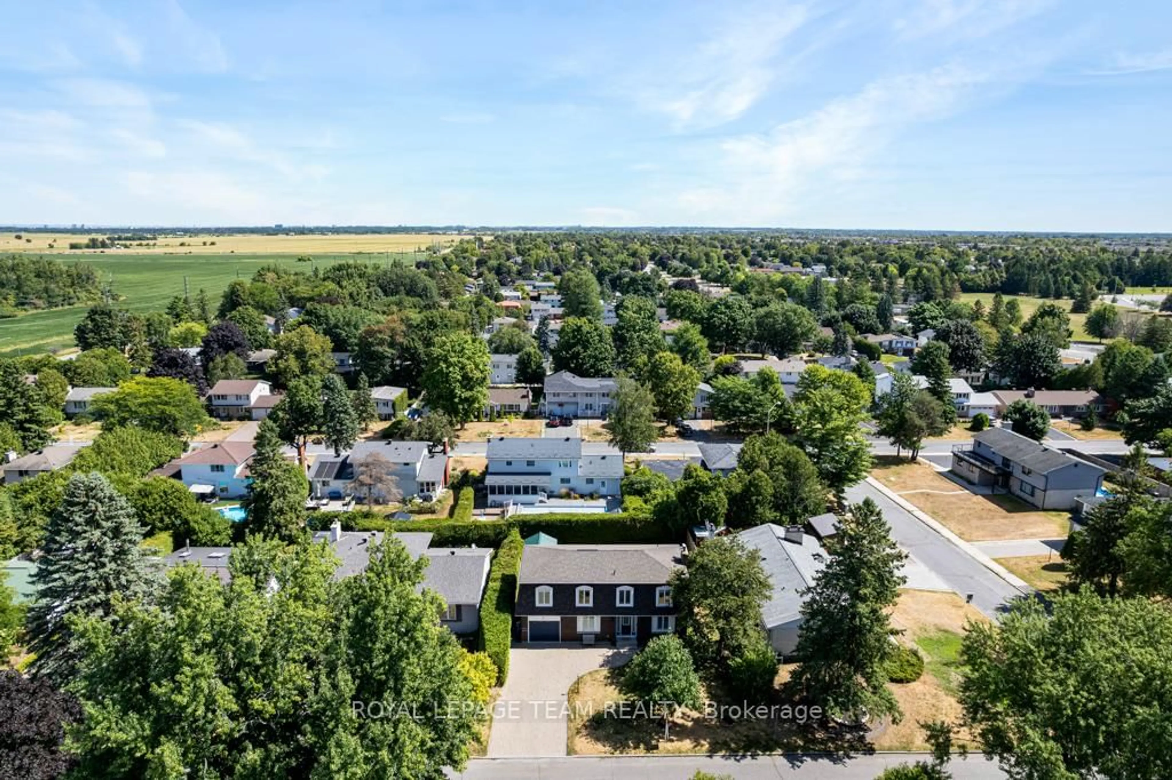 A pic from outside/outdoor area/front of a property/back of a property/a pic from drone, unknown for 3 Roberta Cres, Ottawa Ontario K2J 1G5