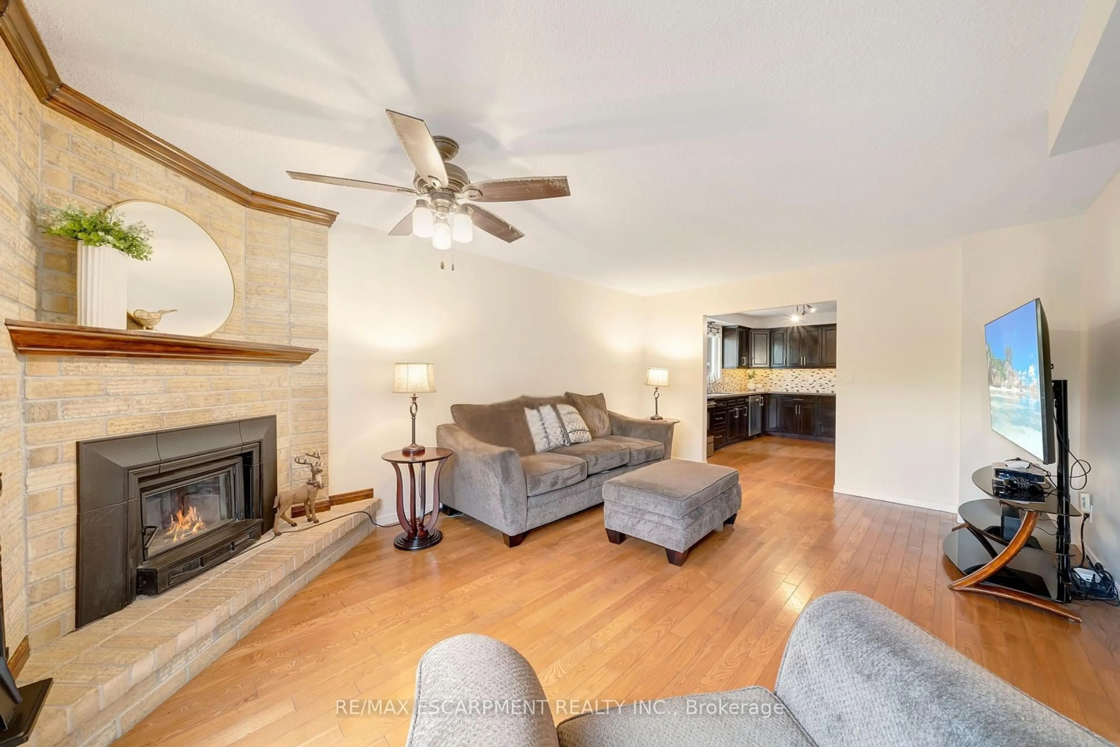 Living room with furniture, unknown for 141 Templemead Dr, Hamilton Ontario L8W 3G4